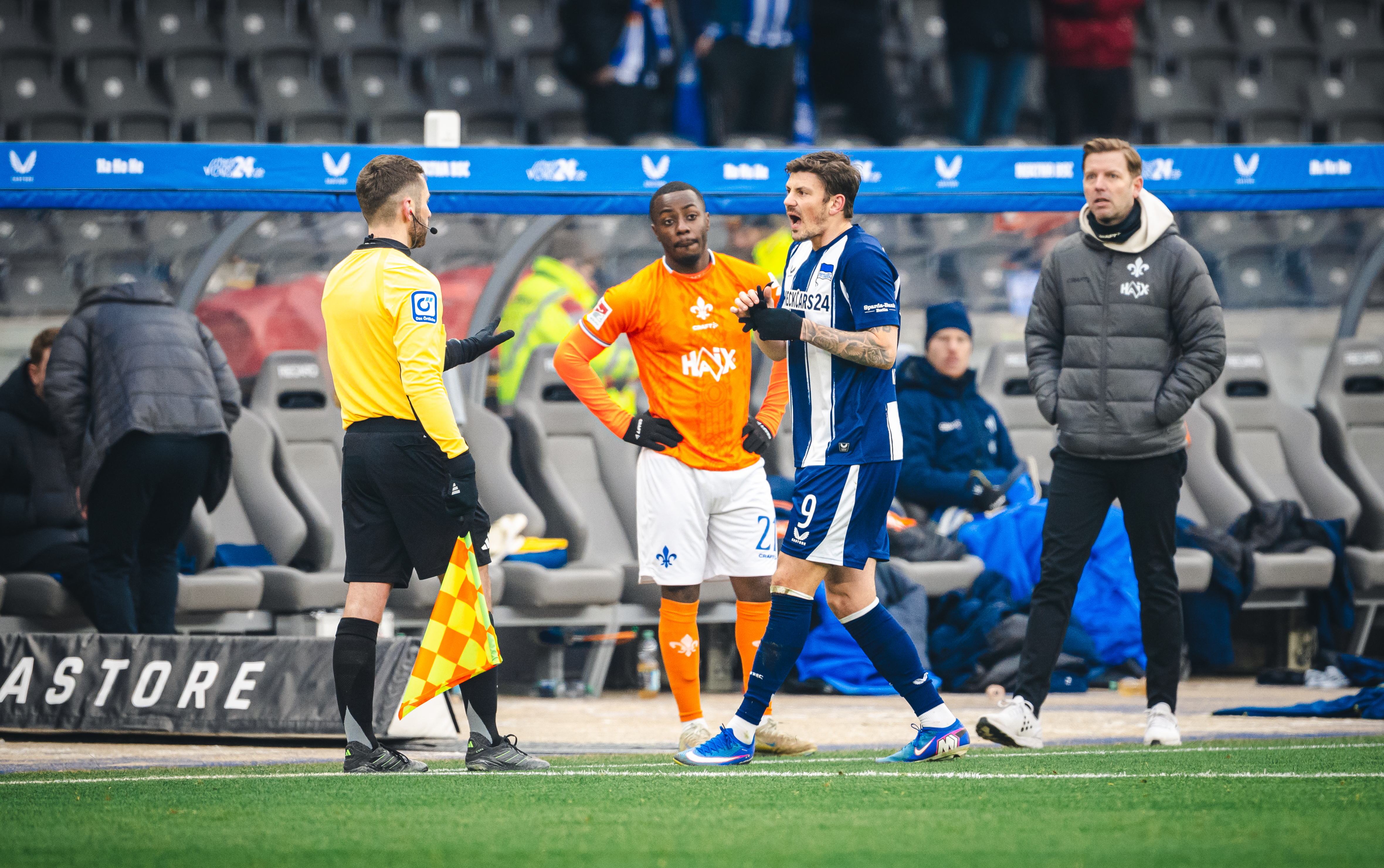 Dawid Kownacki spricht mit dem Linienrichter.