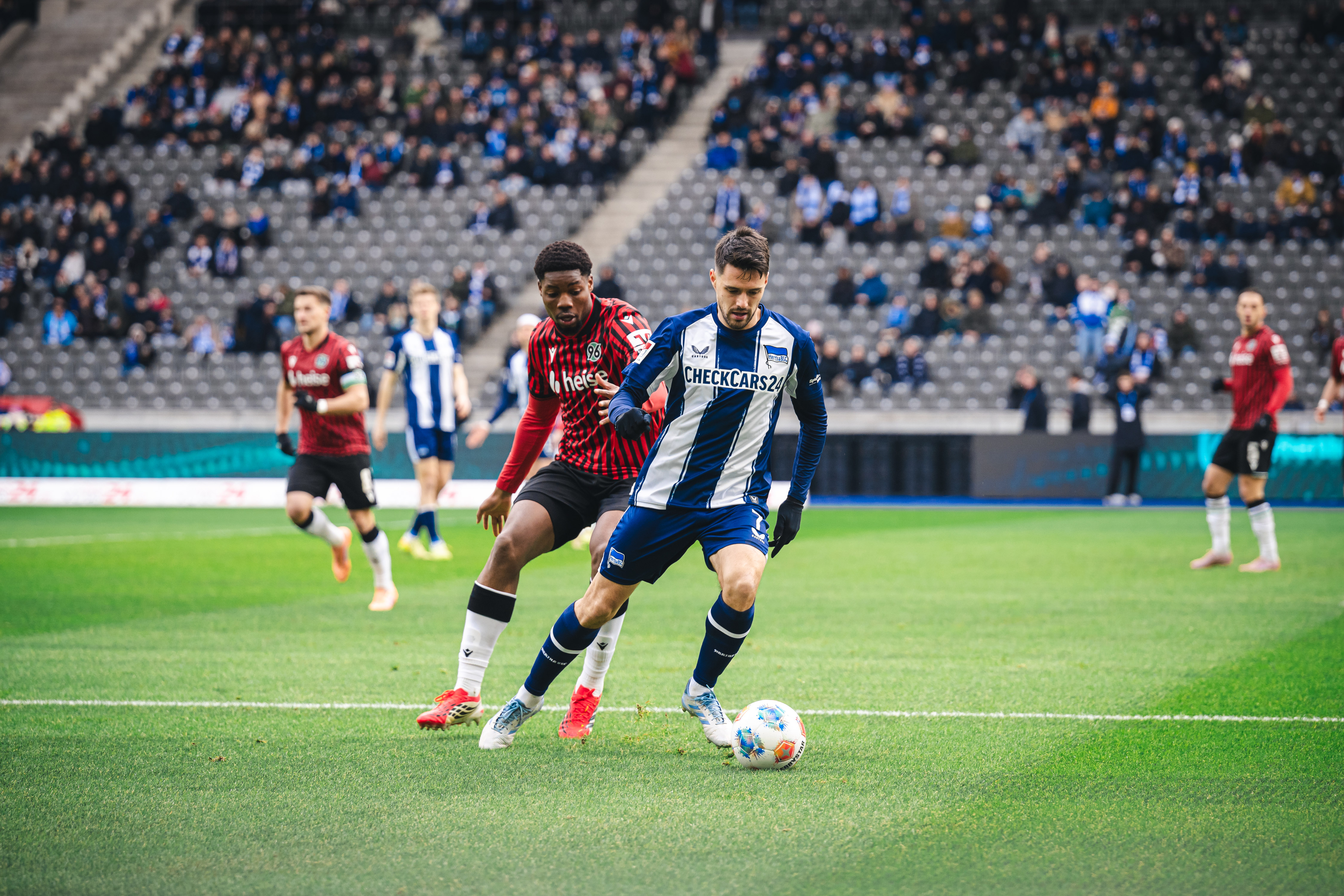 Josip Brekalo im Zweikampf mit einem Hannoveraner.
