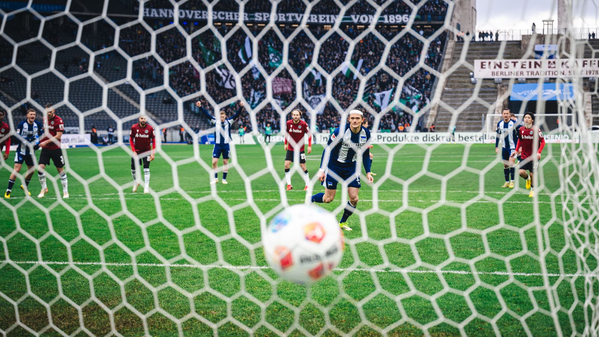 Fabian Reese trifft per Elfmeter.