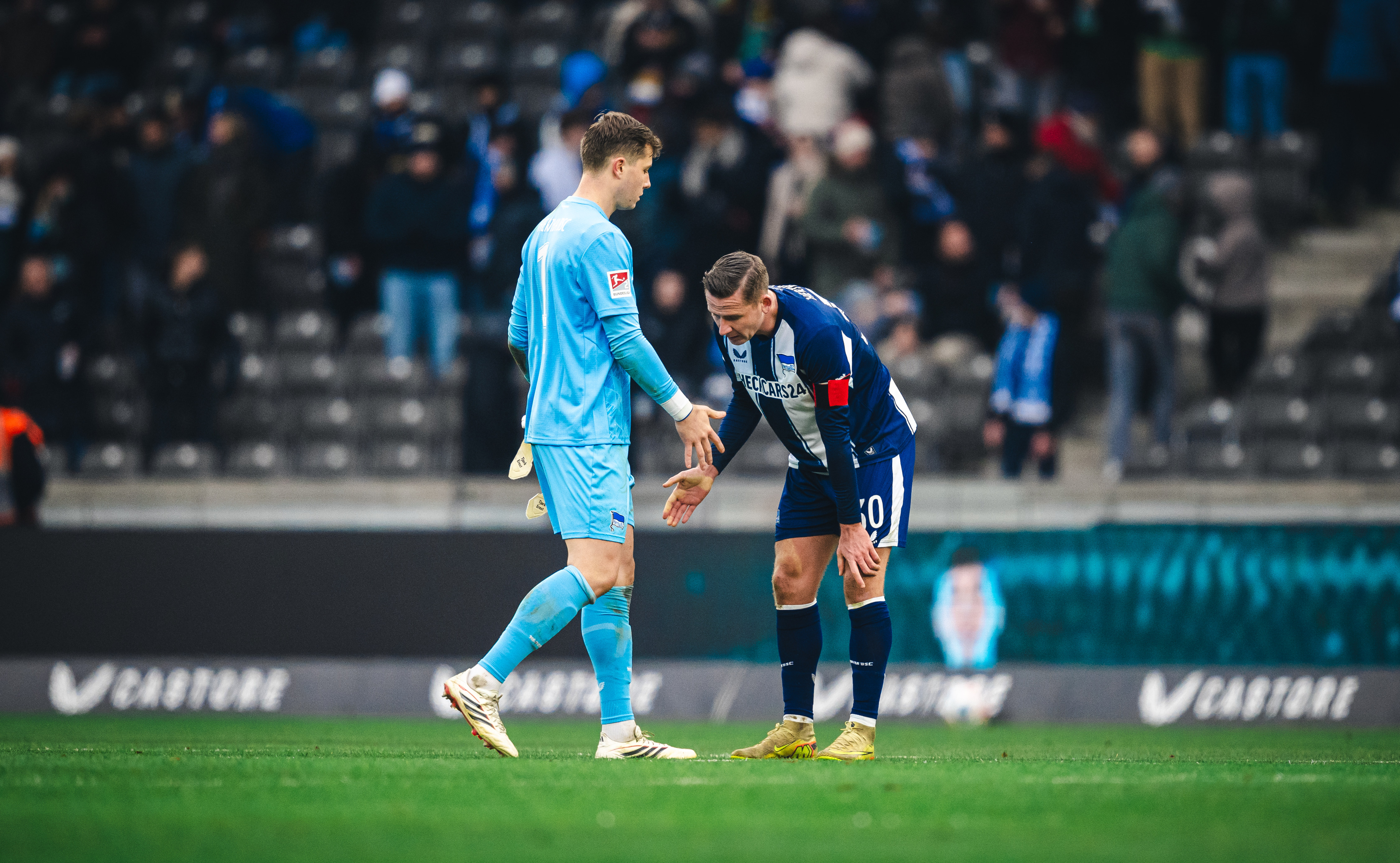 Tjark Ernst und Paul Seguin klatschen ab.