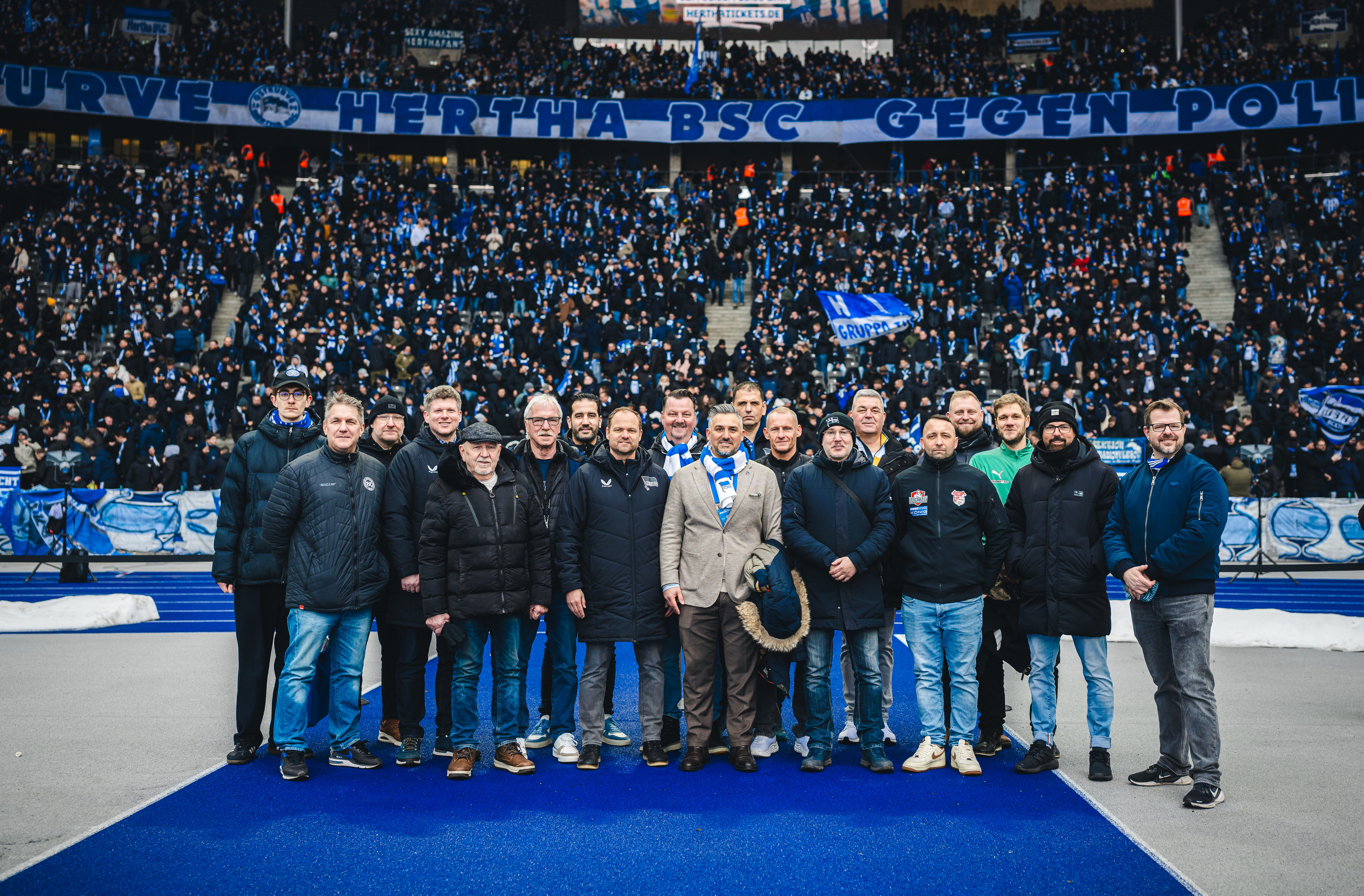 Ein Gruppenfoto mit Vertretern der Partnervereine vor der Ostkurve im Olympiastadion.