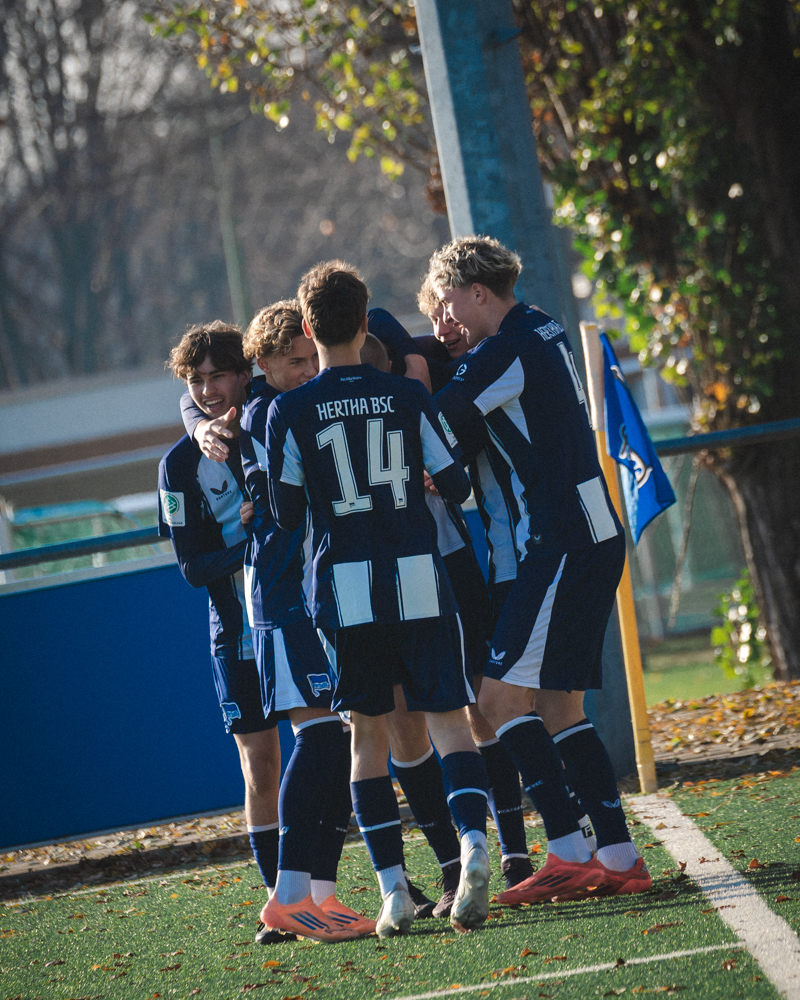 Die U17-Junioren jubeln gemeinsam.