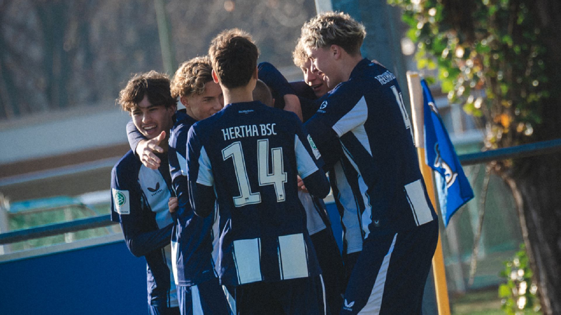 Die U17-Junioren jubeln gemeinsam.