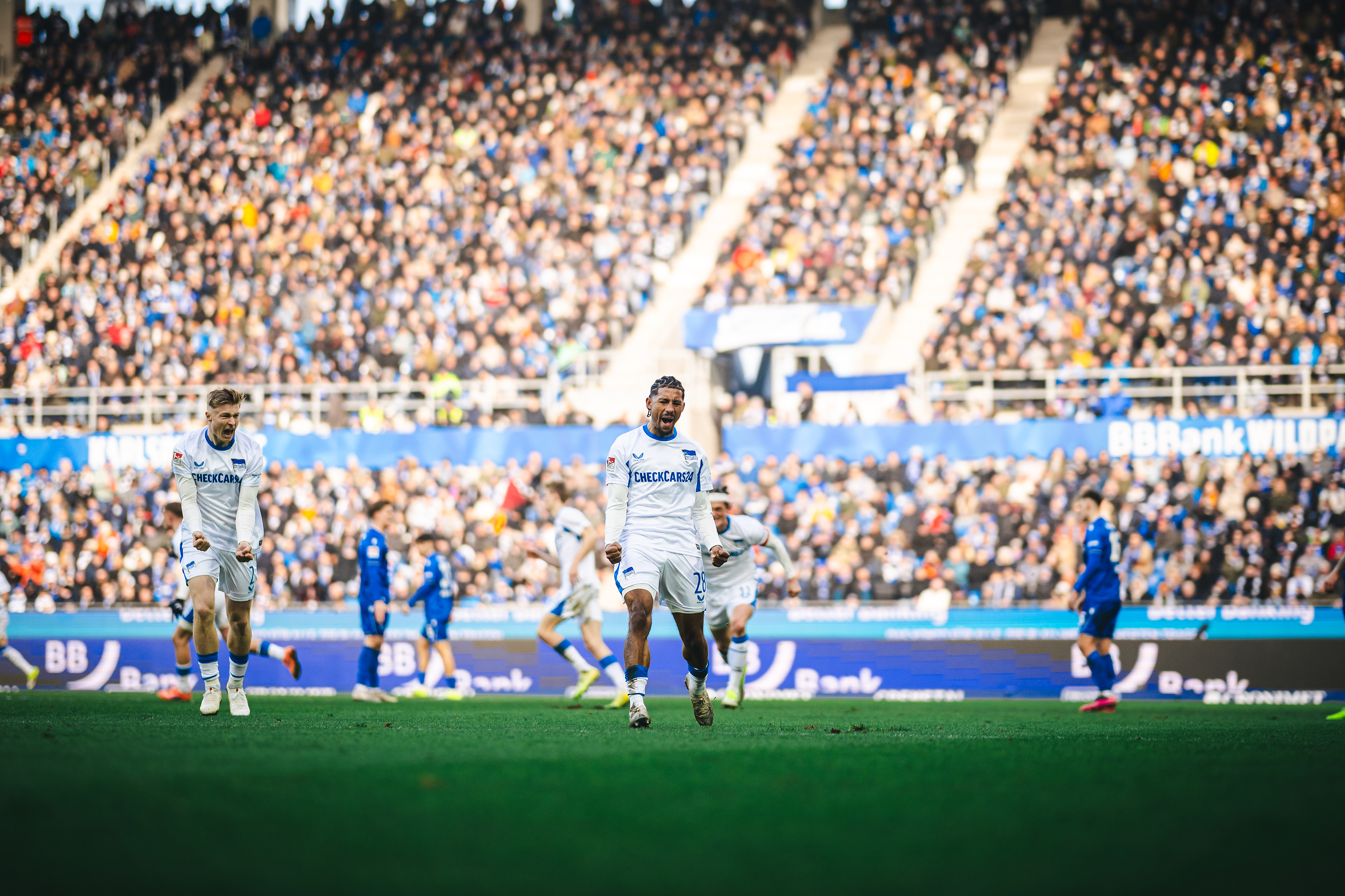 Jeremy Dudziak bejubelt sein Tor in Karlsruhe.