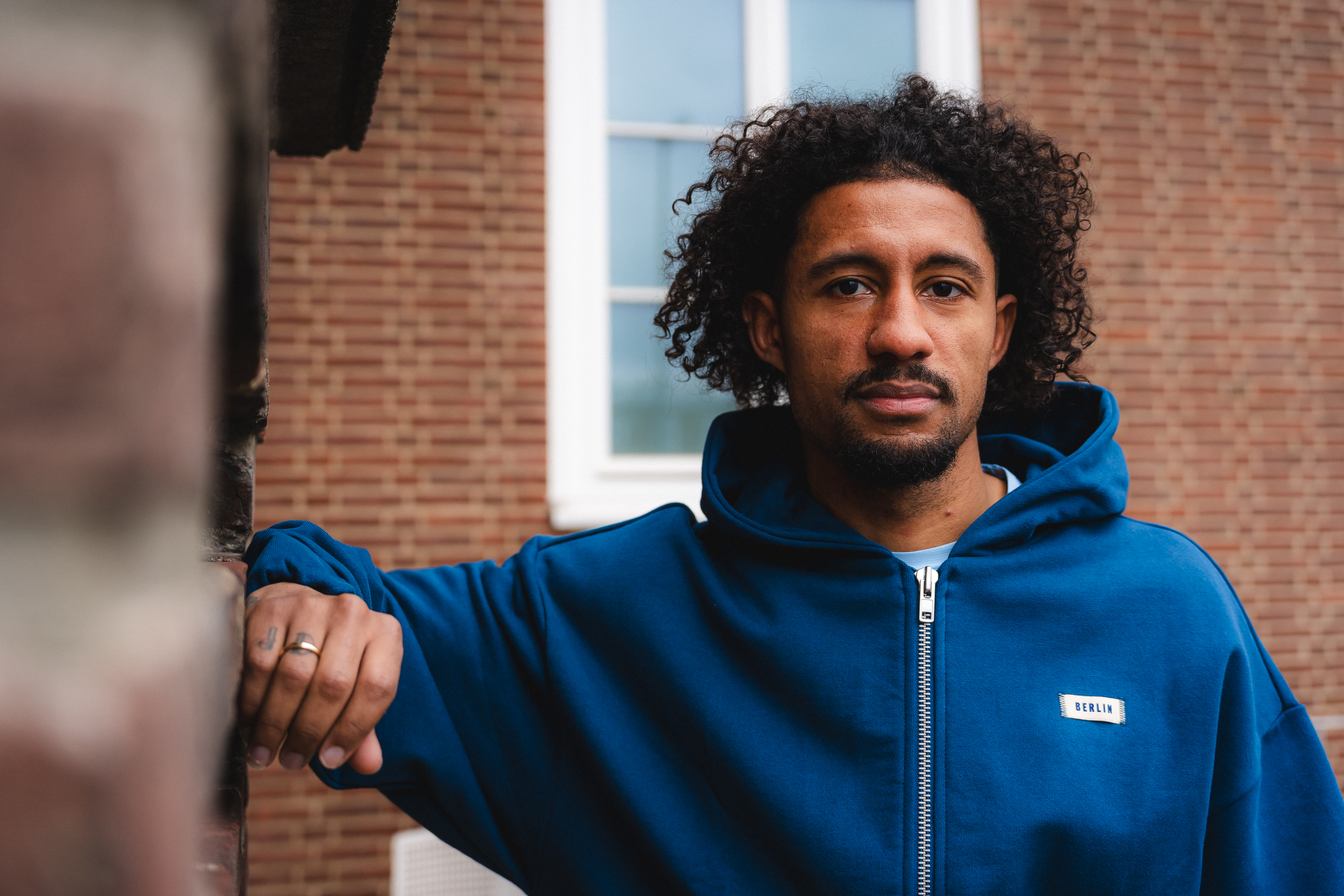 Jeremy Dudziak lehnt an einer Wand.