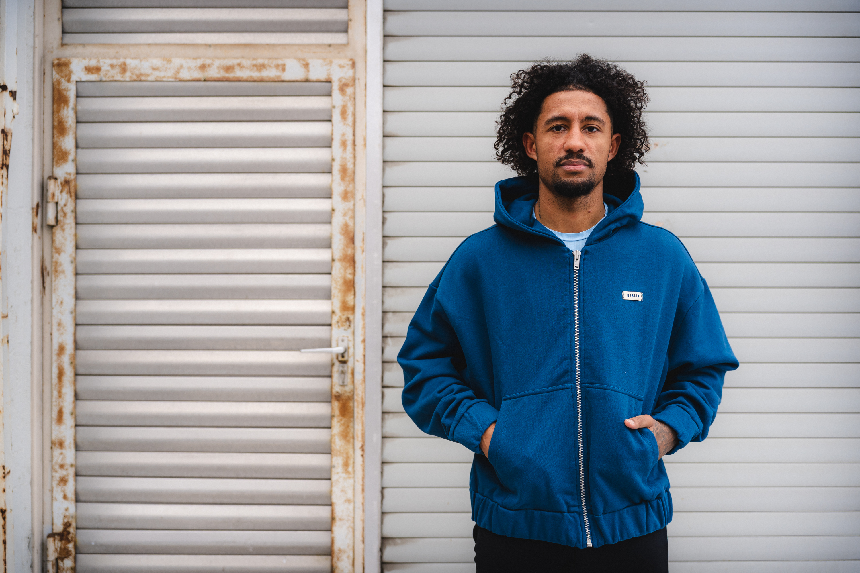 Jeremy Dudziak vor den Garagen im Olympiapark.