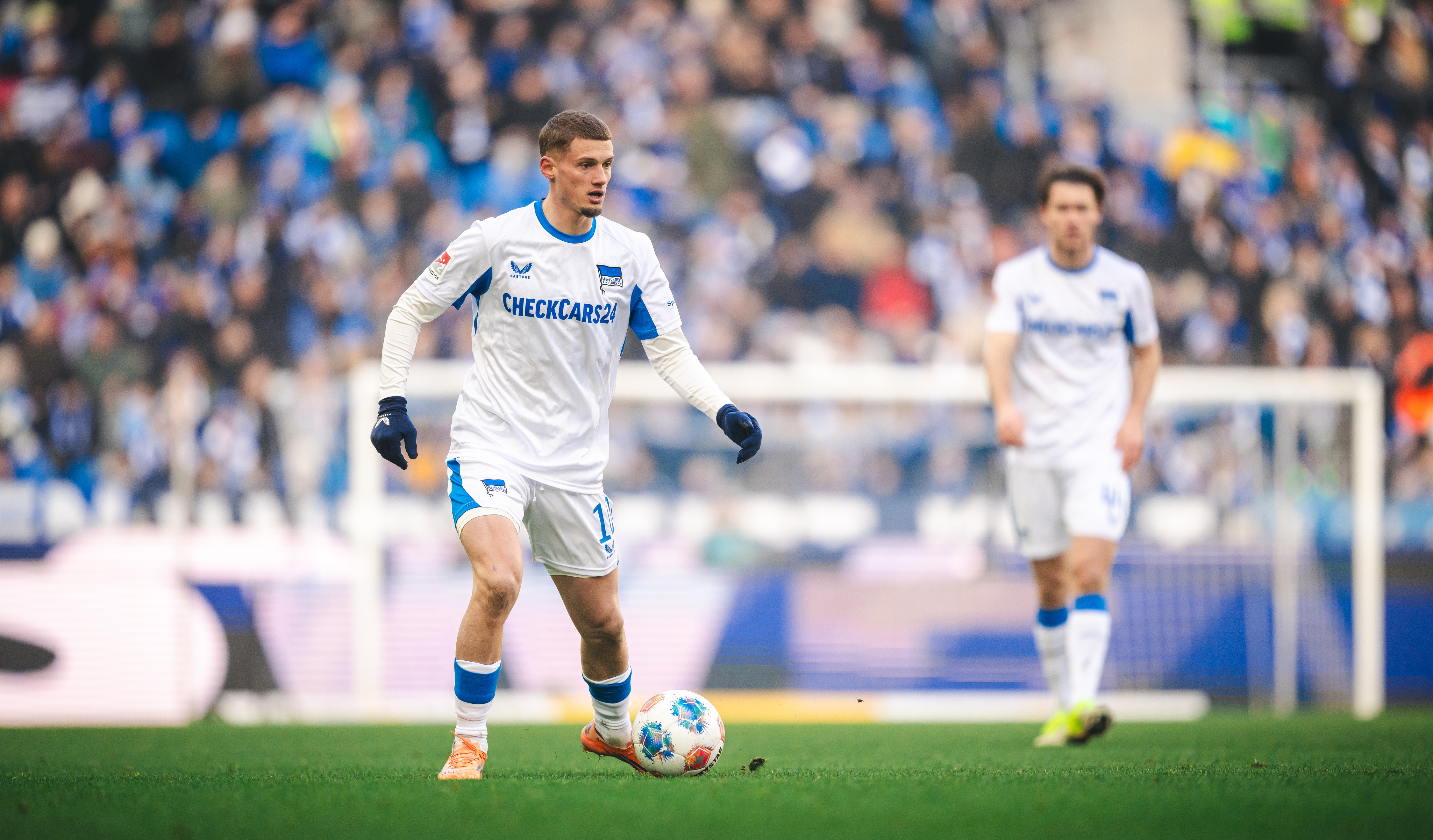 Michaël Cuisance führt den Ball.
