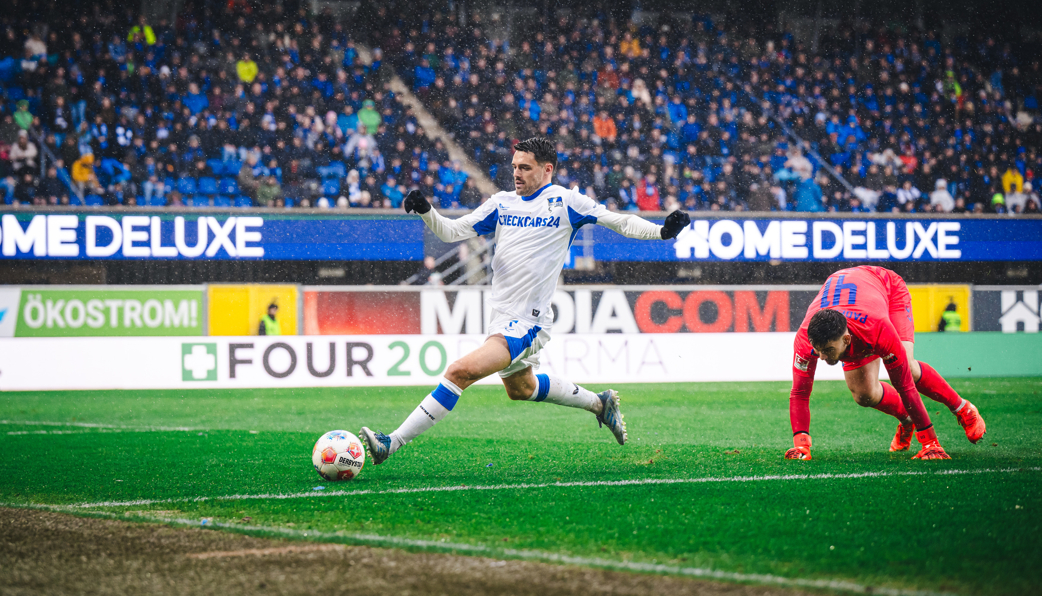 Josip Brekalo führt den Ball.