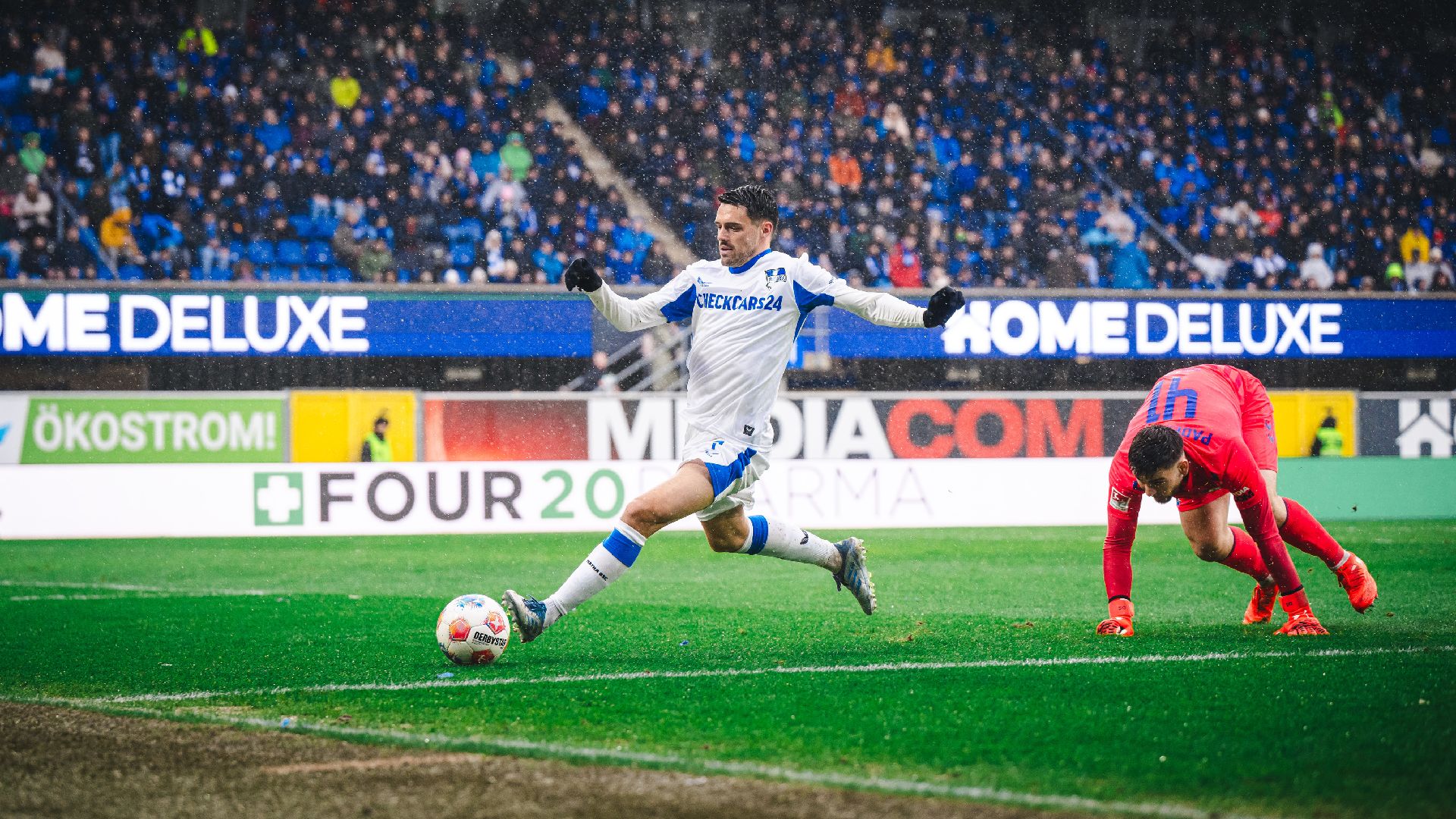 Josip Brekalo führt den Ball.