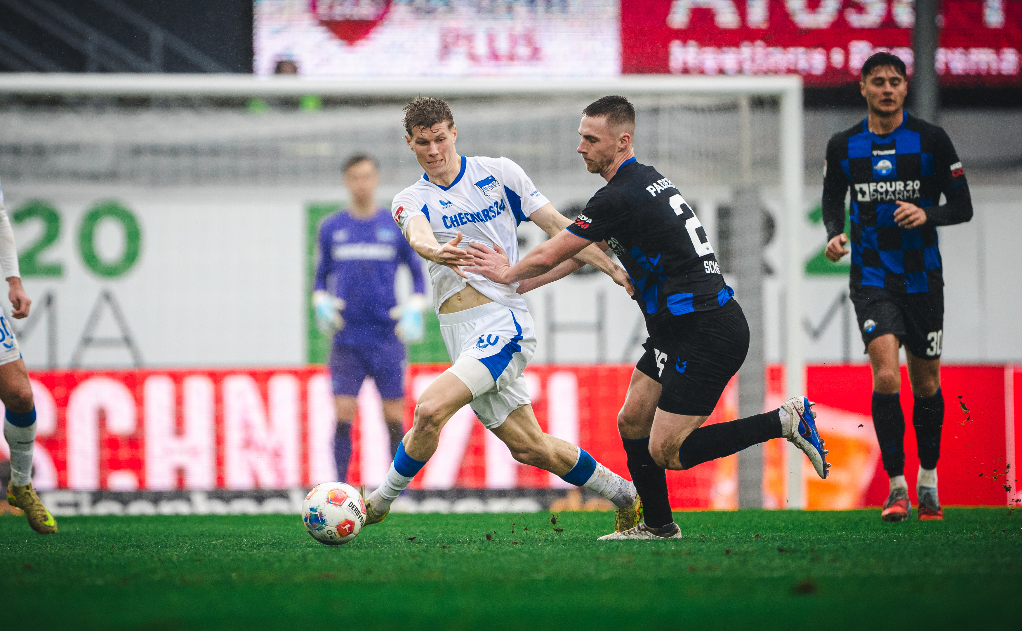 Luca Schuler im Zweikampf.