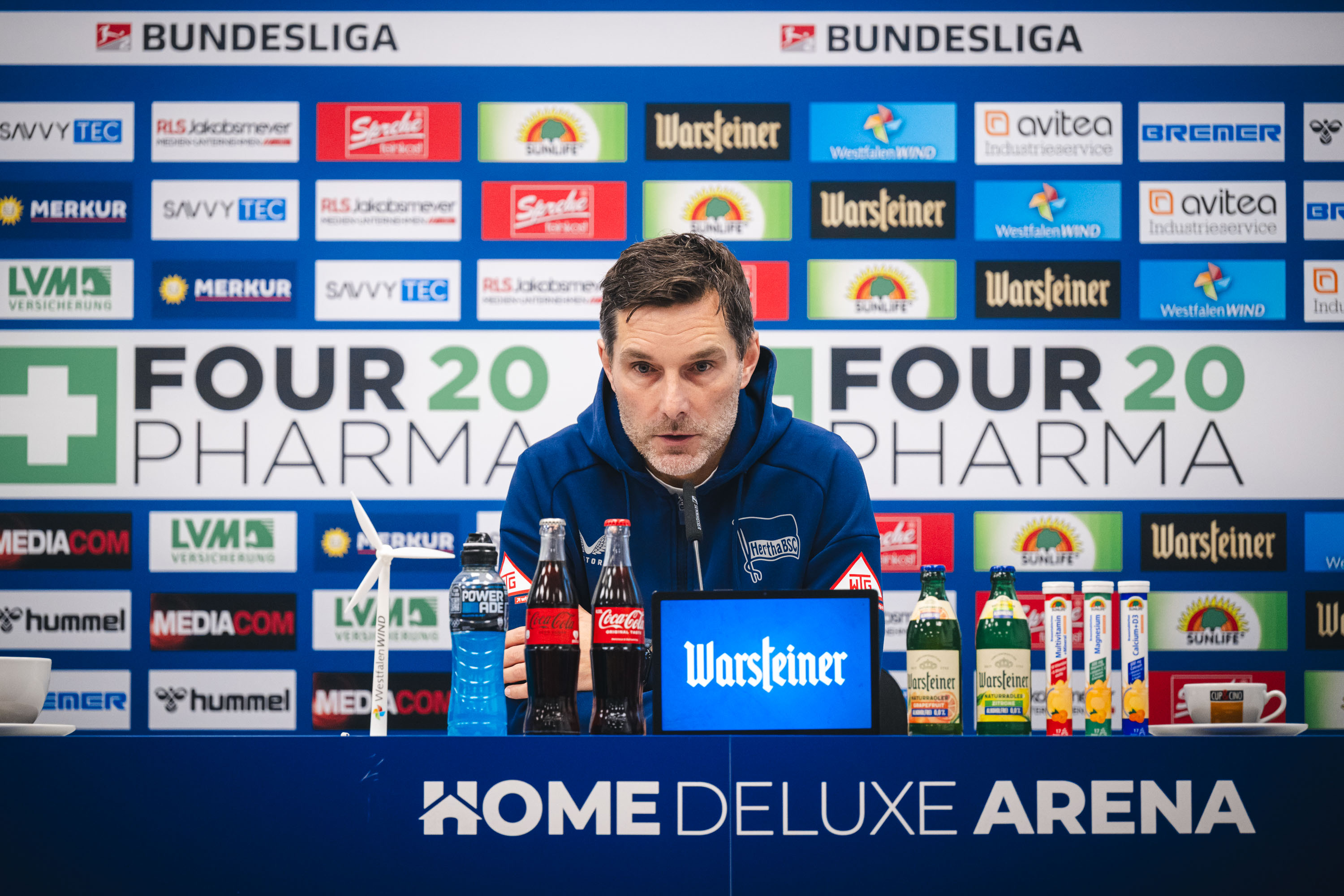 Stefan Leitl sitzt auf dem Podium.