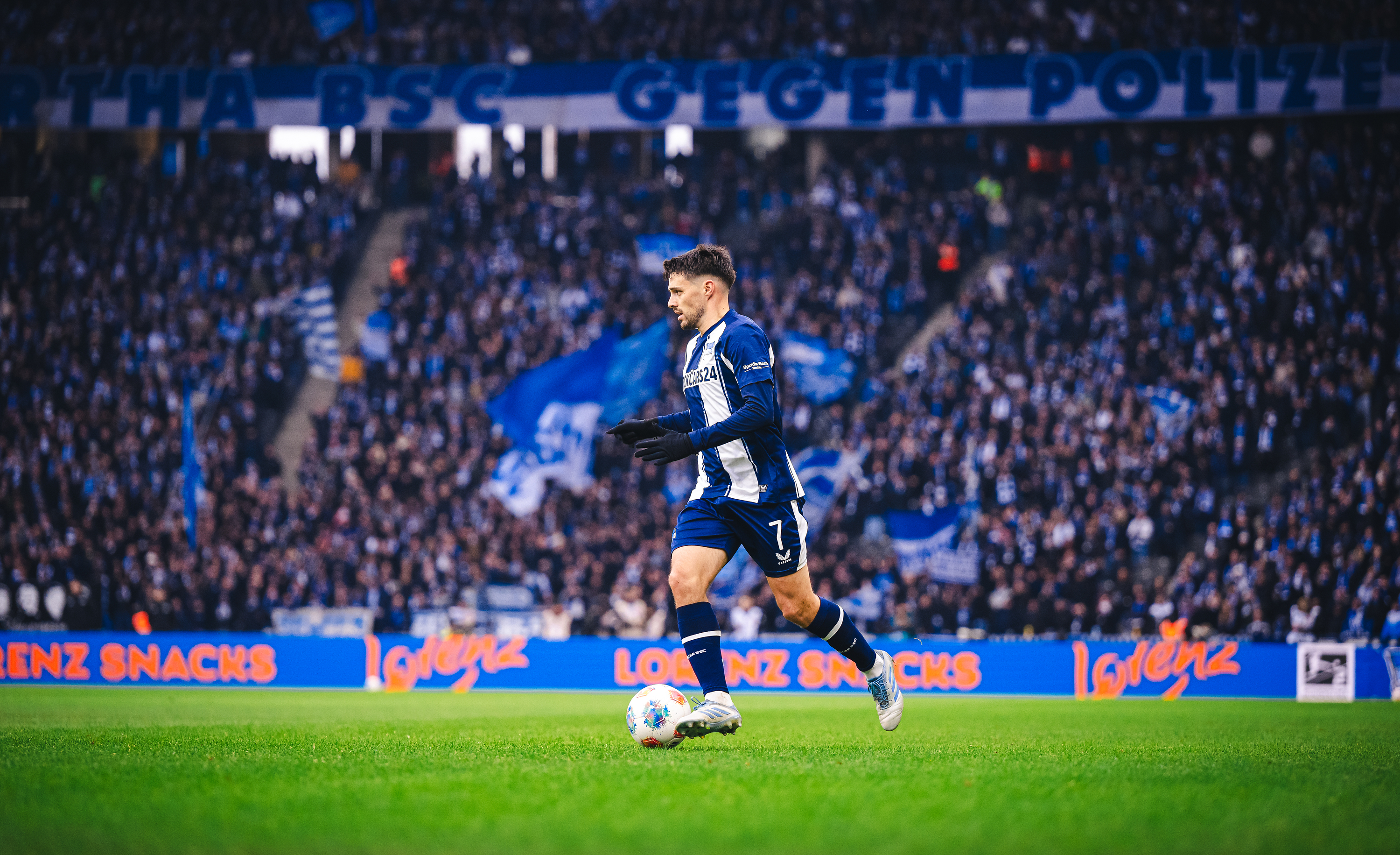 Josip Brekalo führt den Ball.