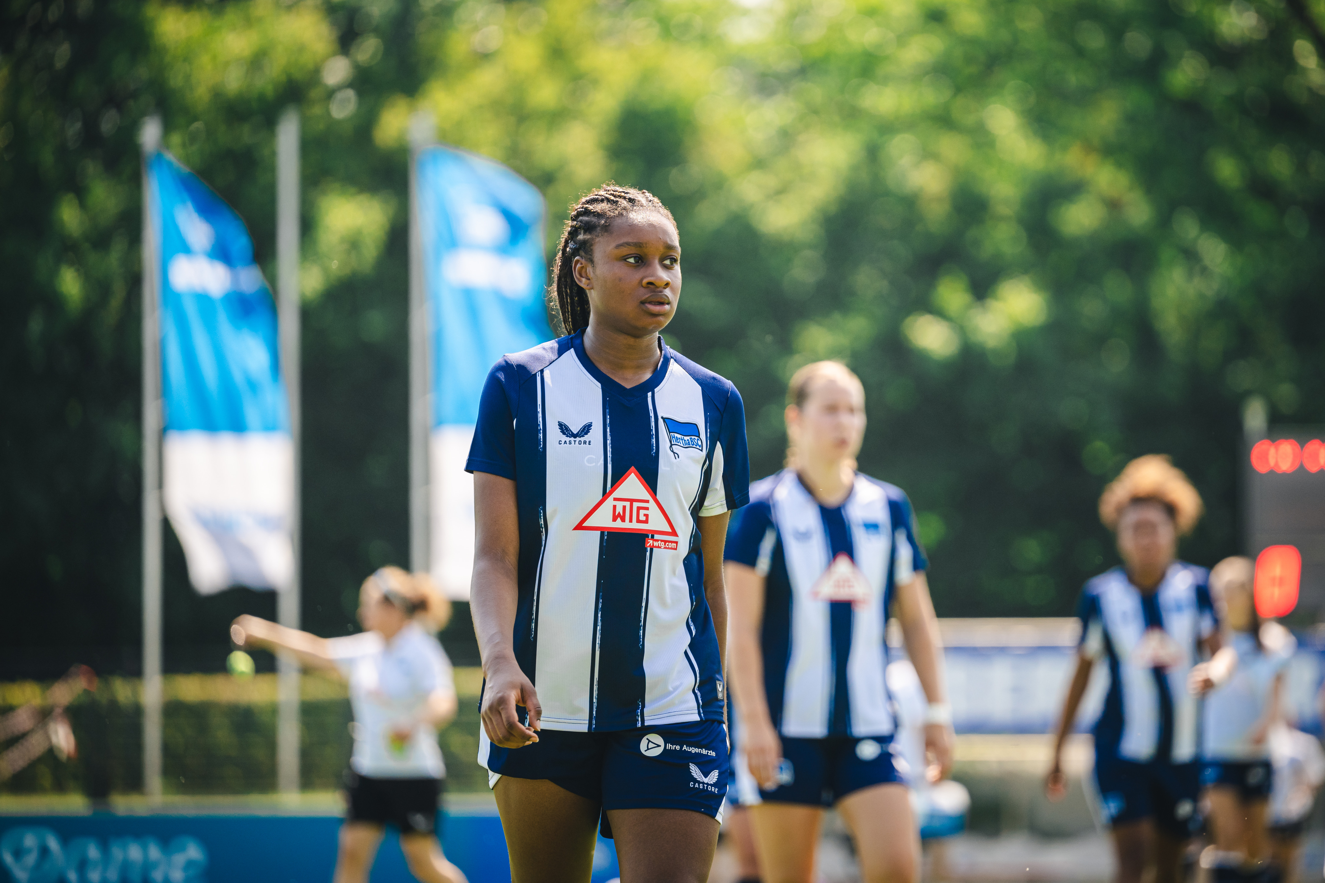 Mona Sarr geht über den Rasen.