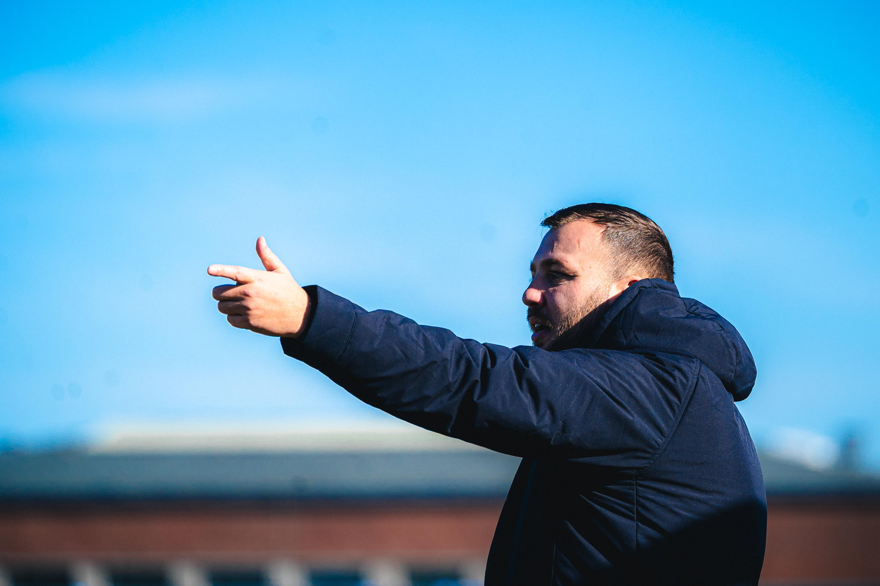 Rejhan Hasanović steht am Trainingsplatz.