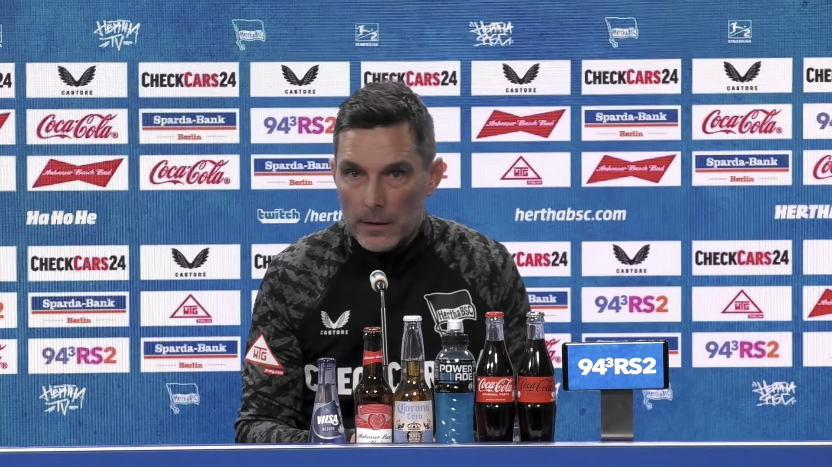 Stefan Leitl in der Pressekonferenz vor Nürnberg.