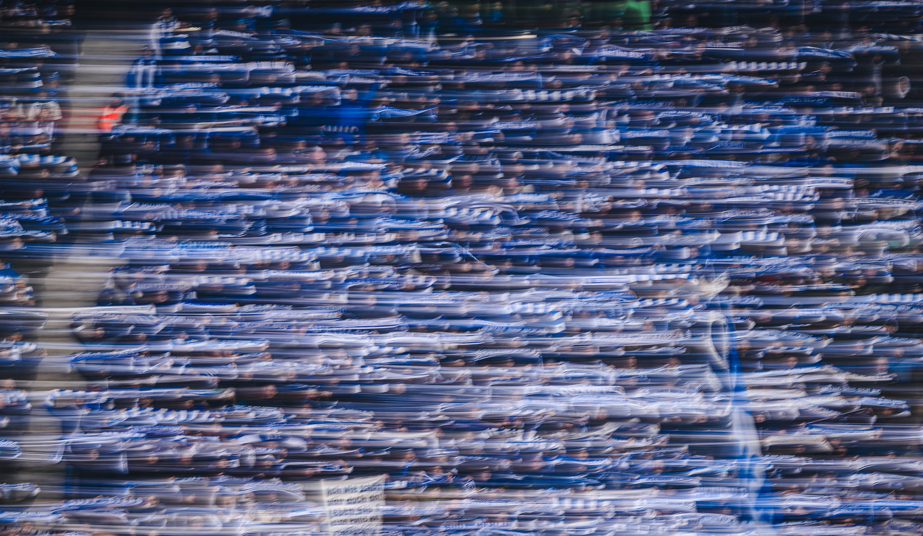 Eine blau-weiße Schalparade mit Unschärfe.