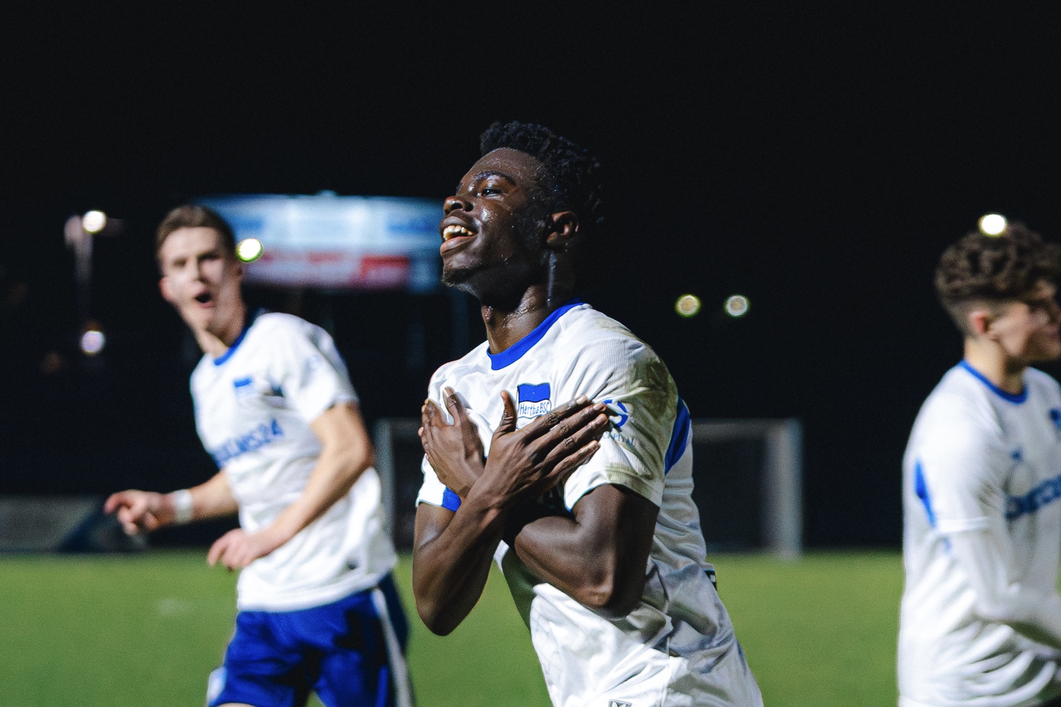 Boris Mamuzah Lum bejubelt ein Tor gegen den BFC Dynamo.