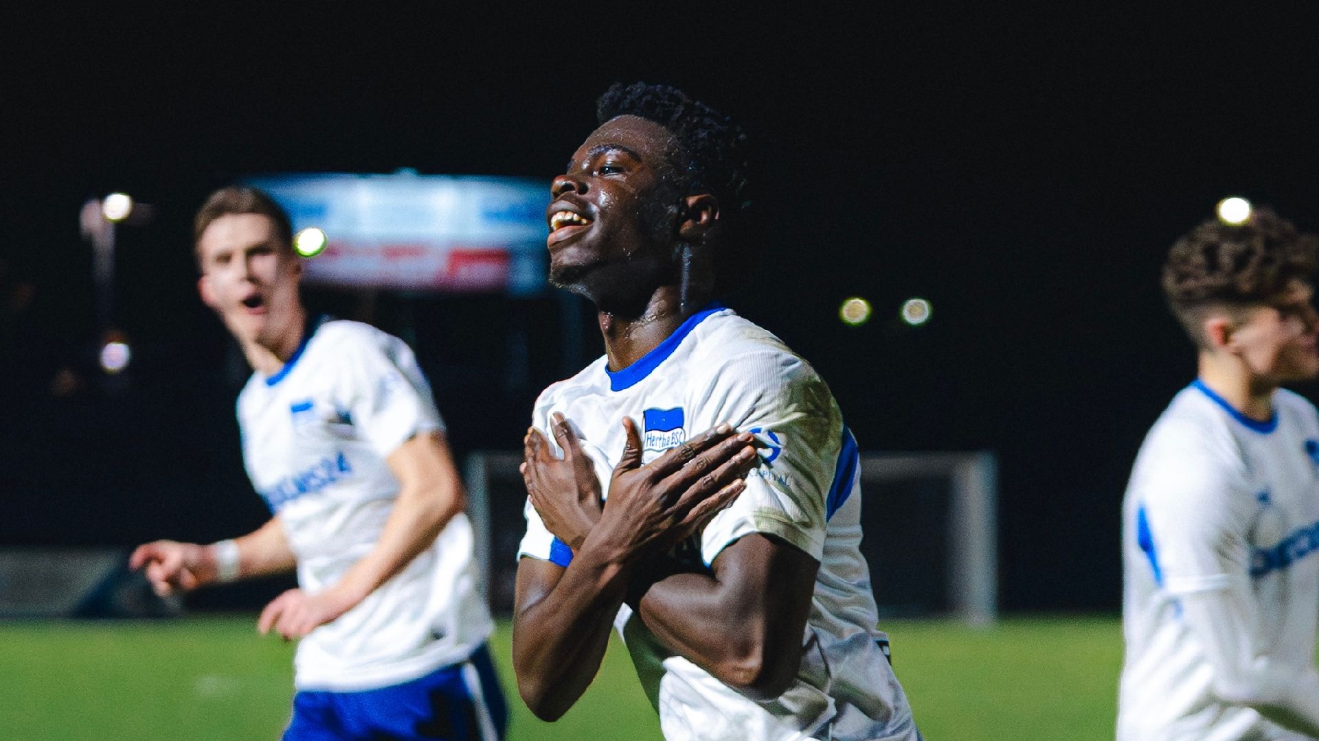 Boris Mamuzah Lum bejubelt ein Tor gegen den BFC Dynamo.