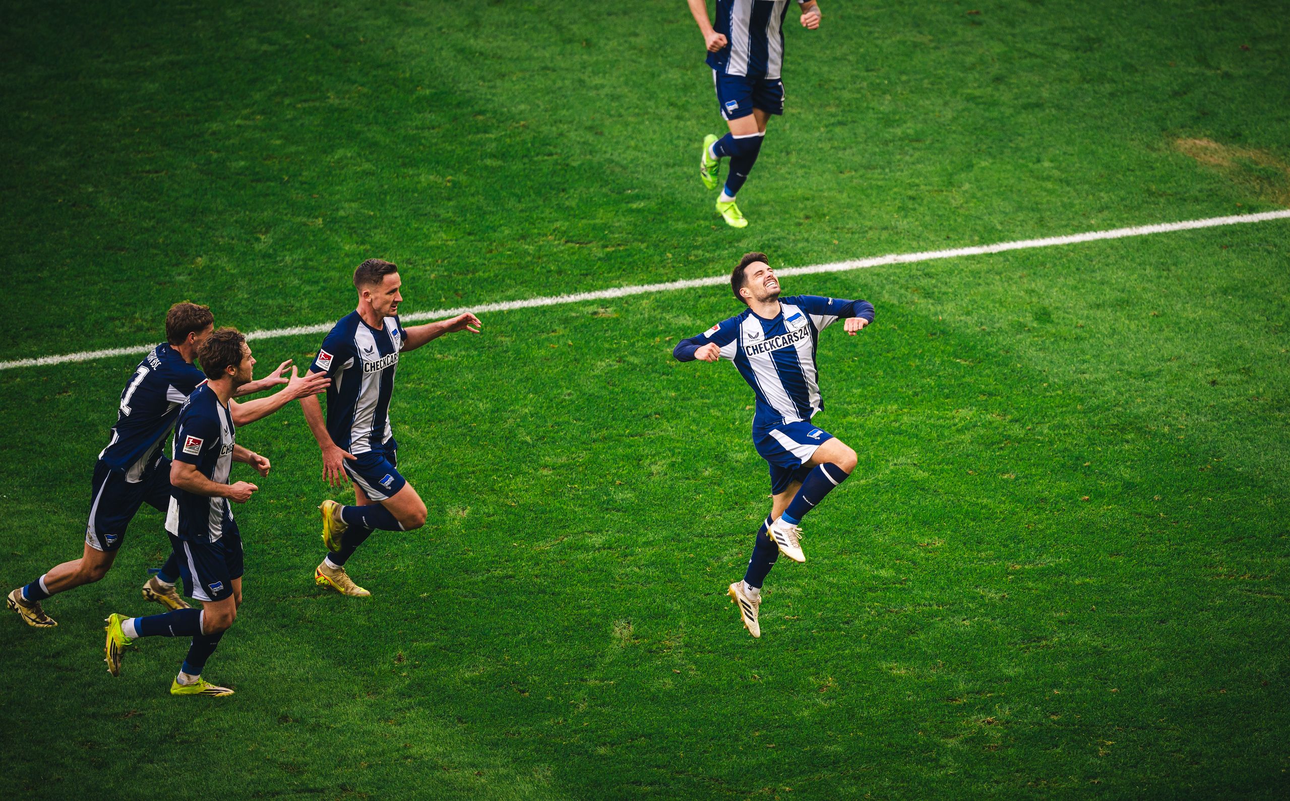 Josip Brekalo und seine Kollegen bejubeln ein Tor.