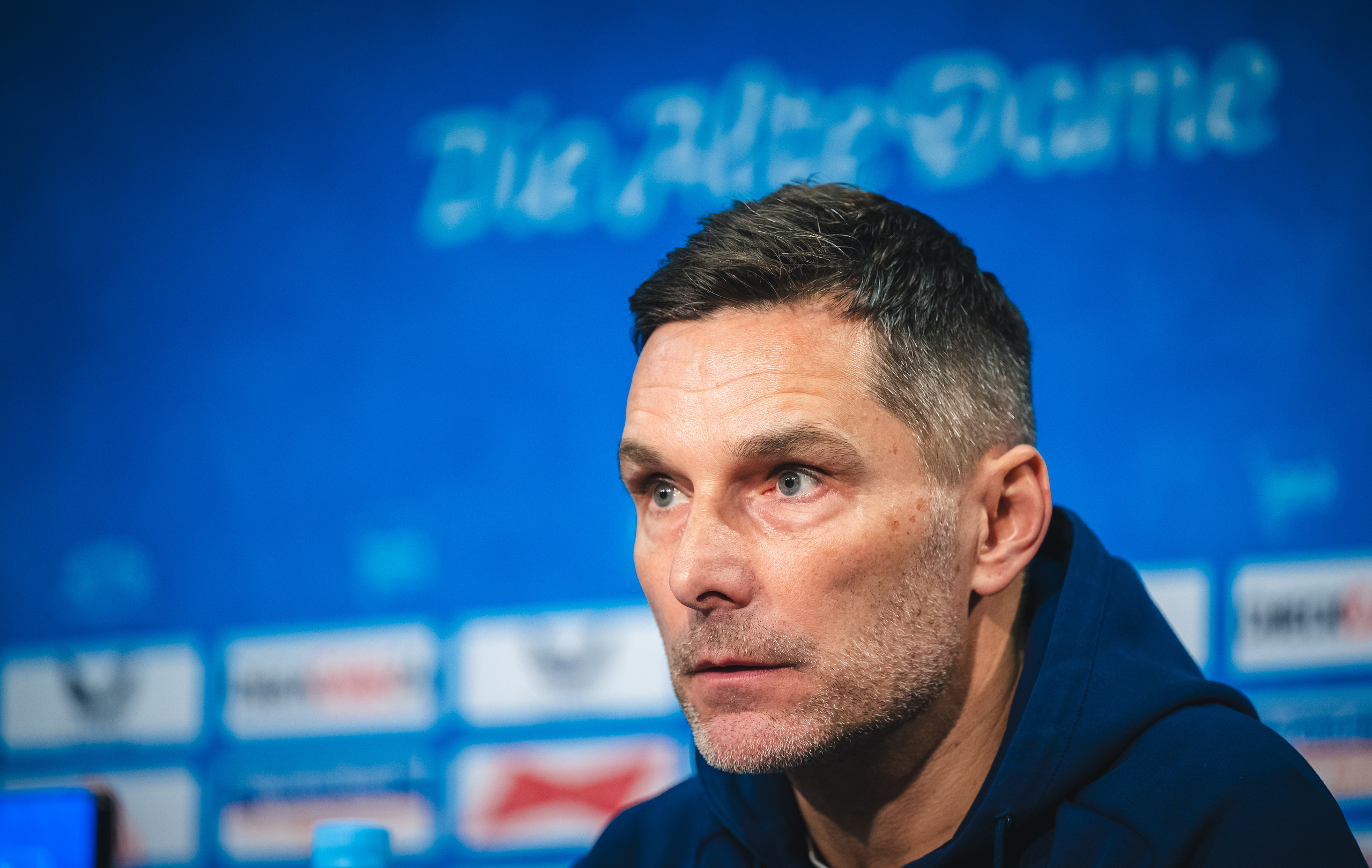 Stefan Leitl auf der Pressekonferenz nach dem Heimsieg gegen Nürnberg.