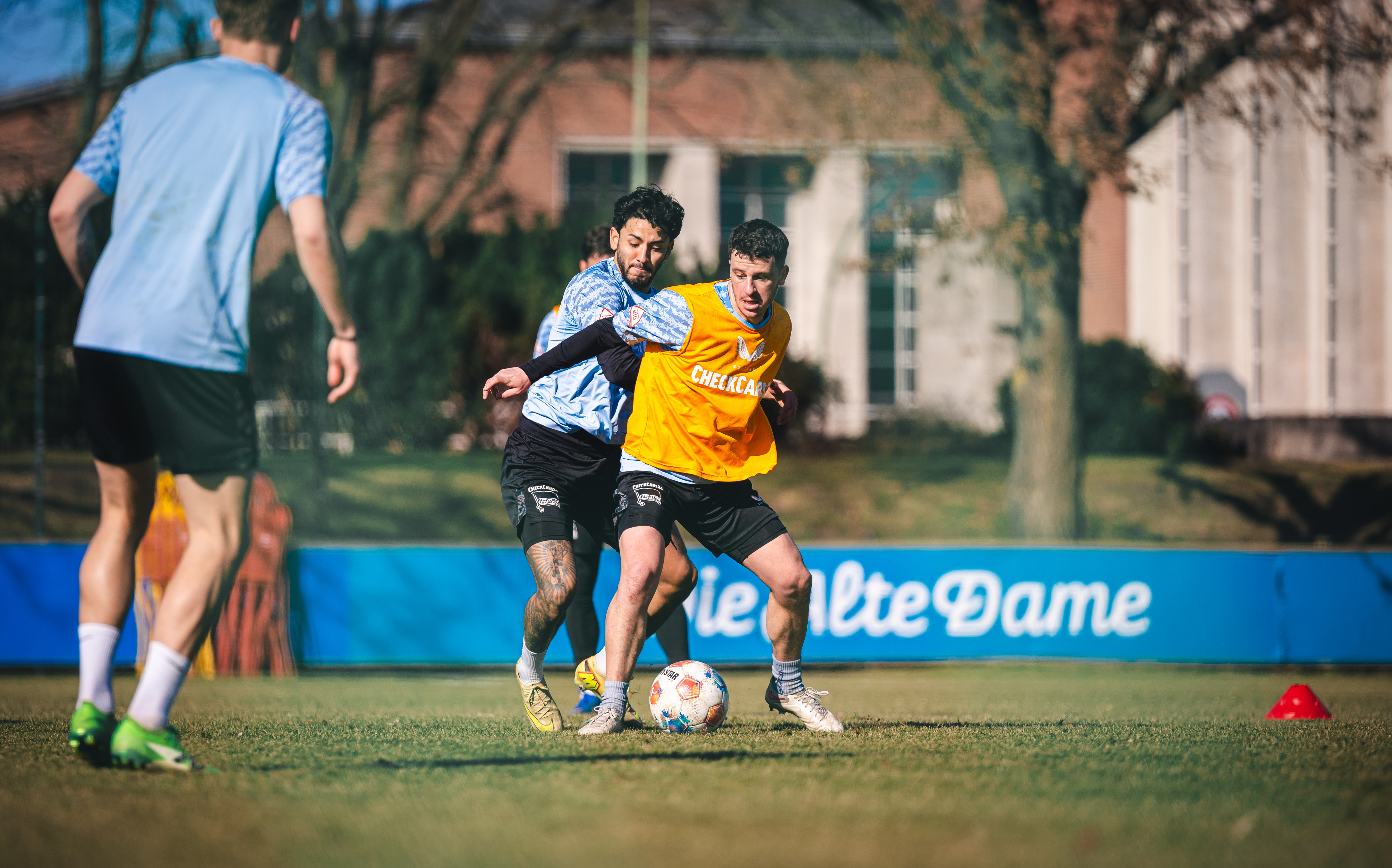 Diego Demme im Zweikampf mit Kevin Sessa.