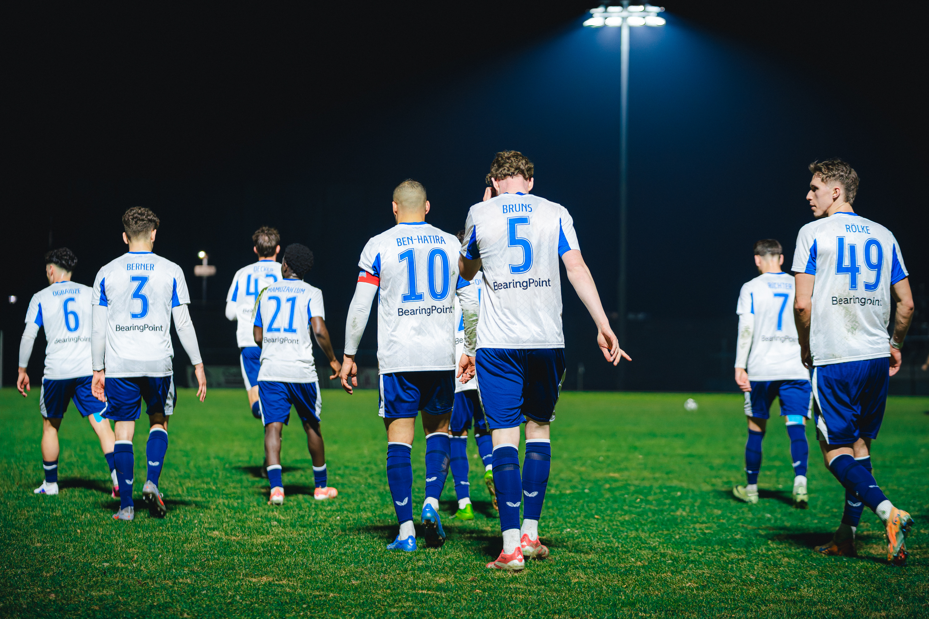 Die Spieler der U23 gehen nach dem Torjubel auseinander.
