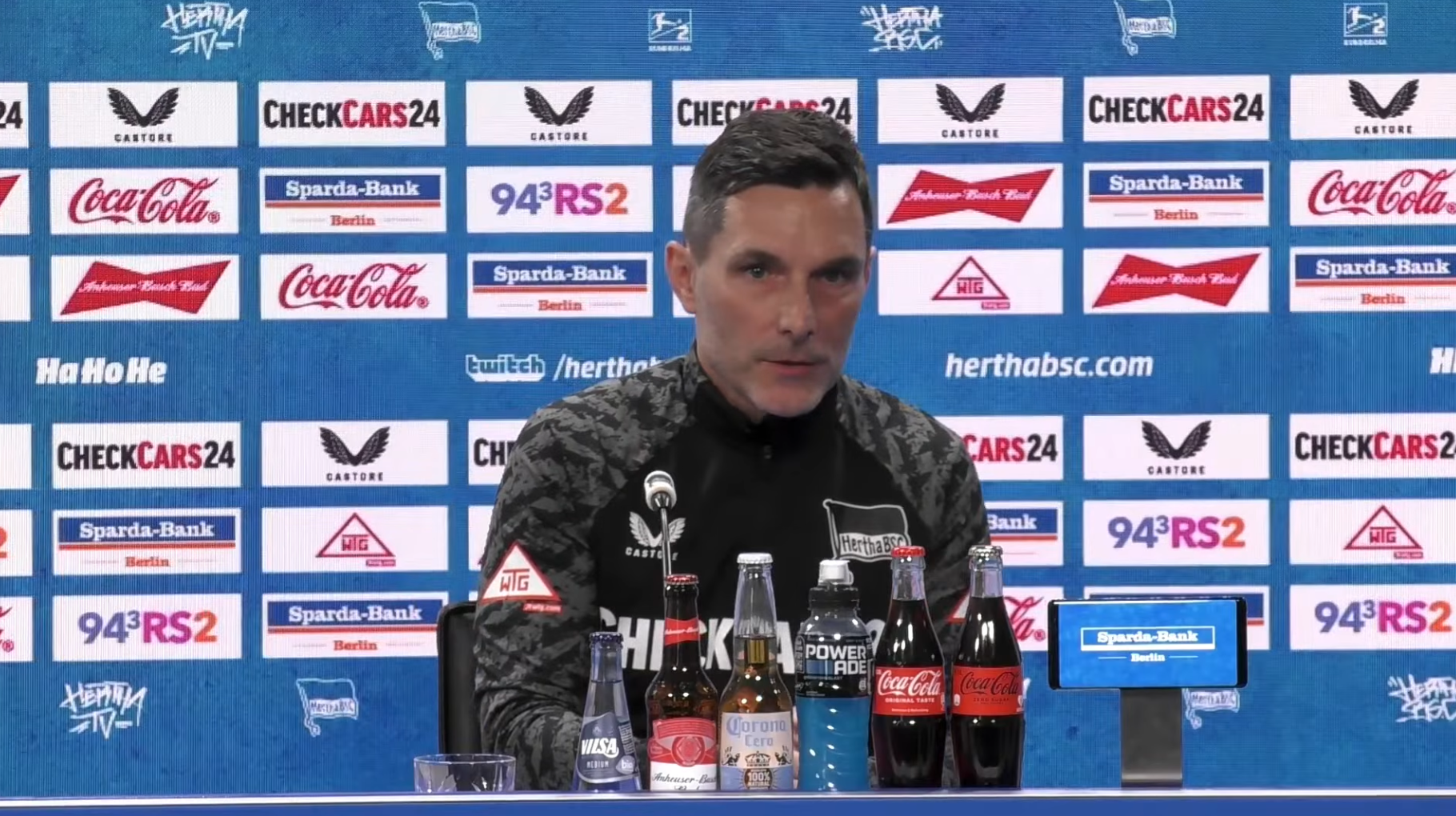 Stefan Leitl sitzt auf dem Podium.