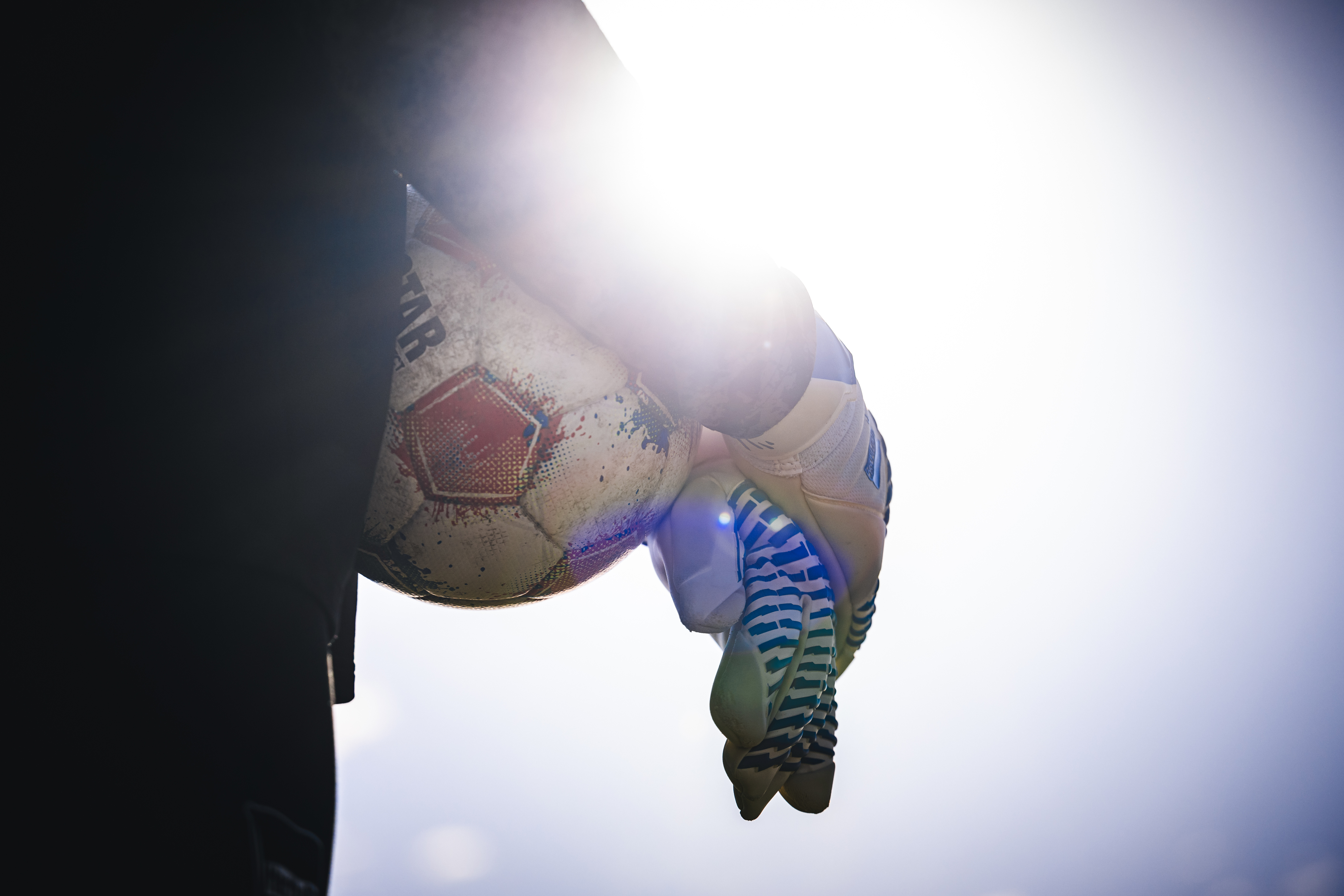 Die Sonne fällt auf die Torwarthandschuhe.