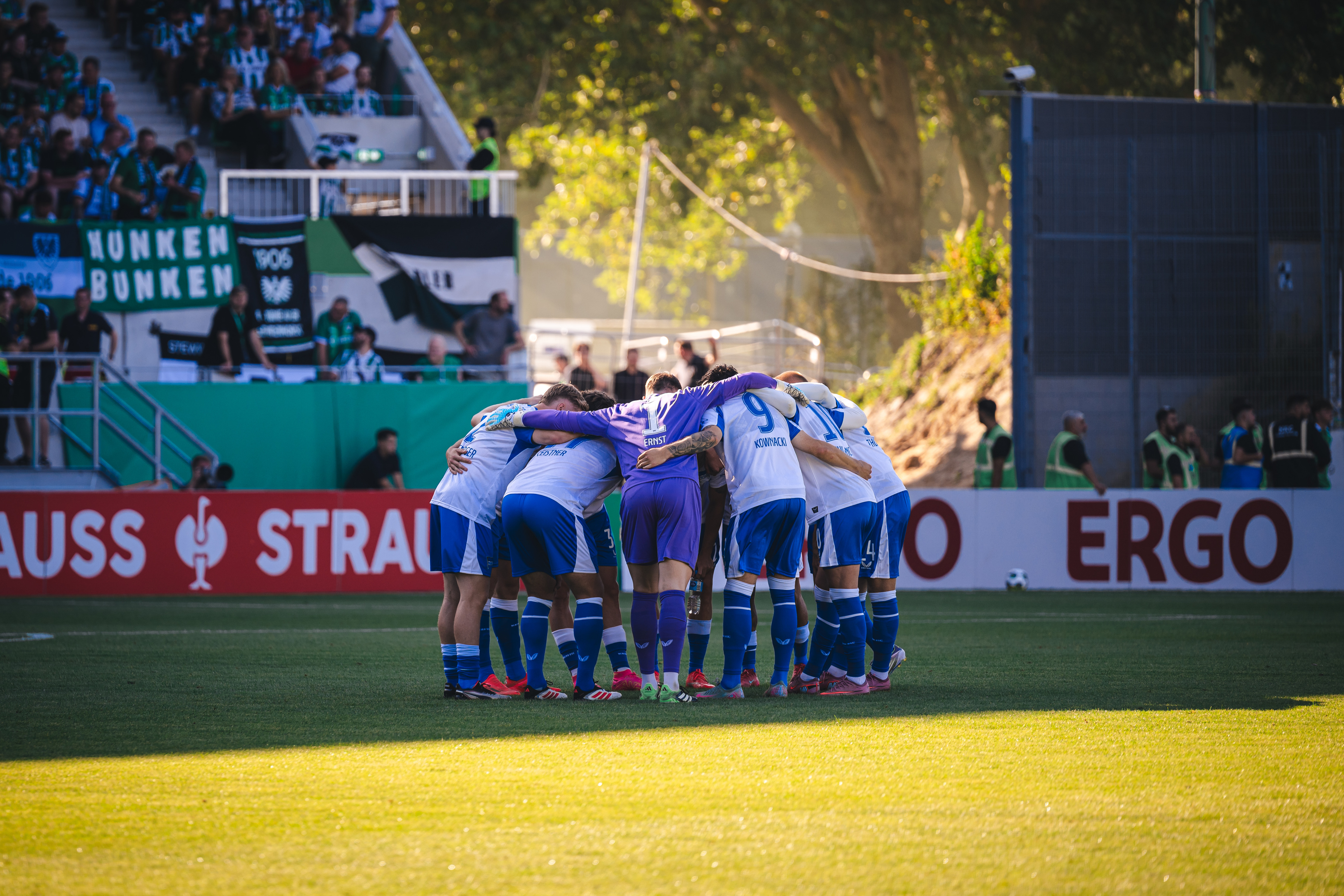 Unser Spieler im Teamkreis.