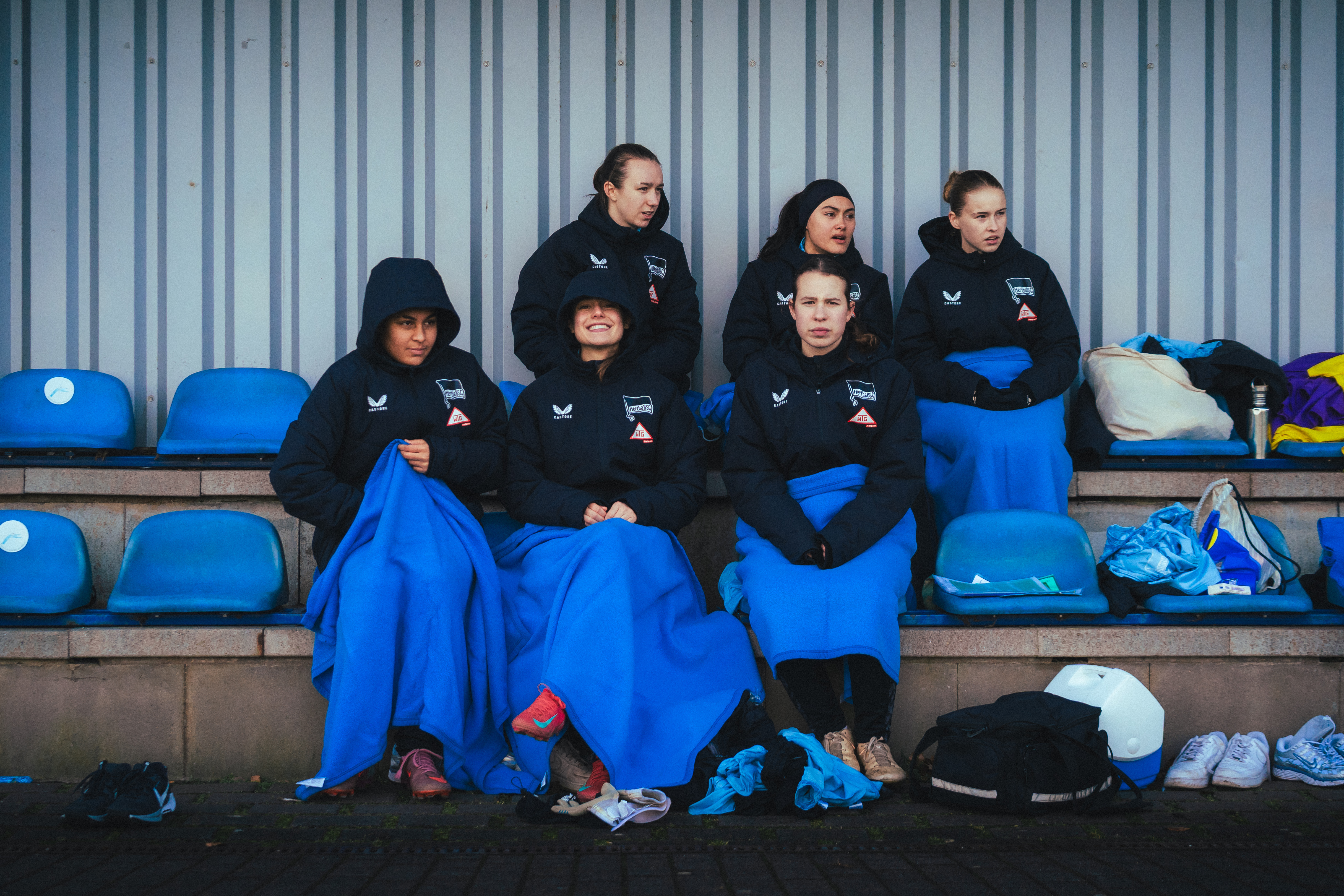 Die Hertha-Frauen sitzen unter einer Decke.