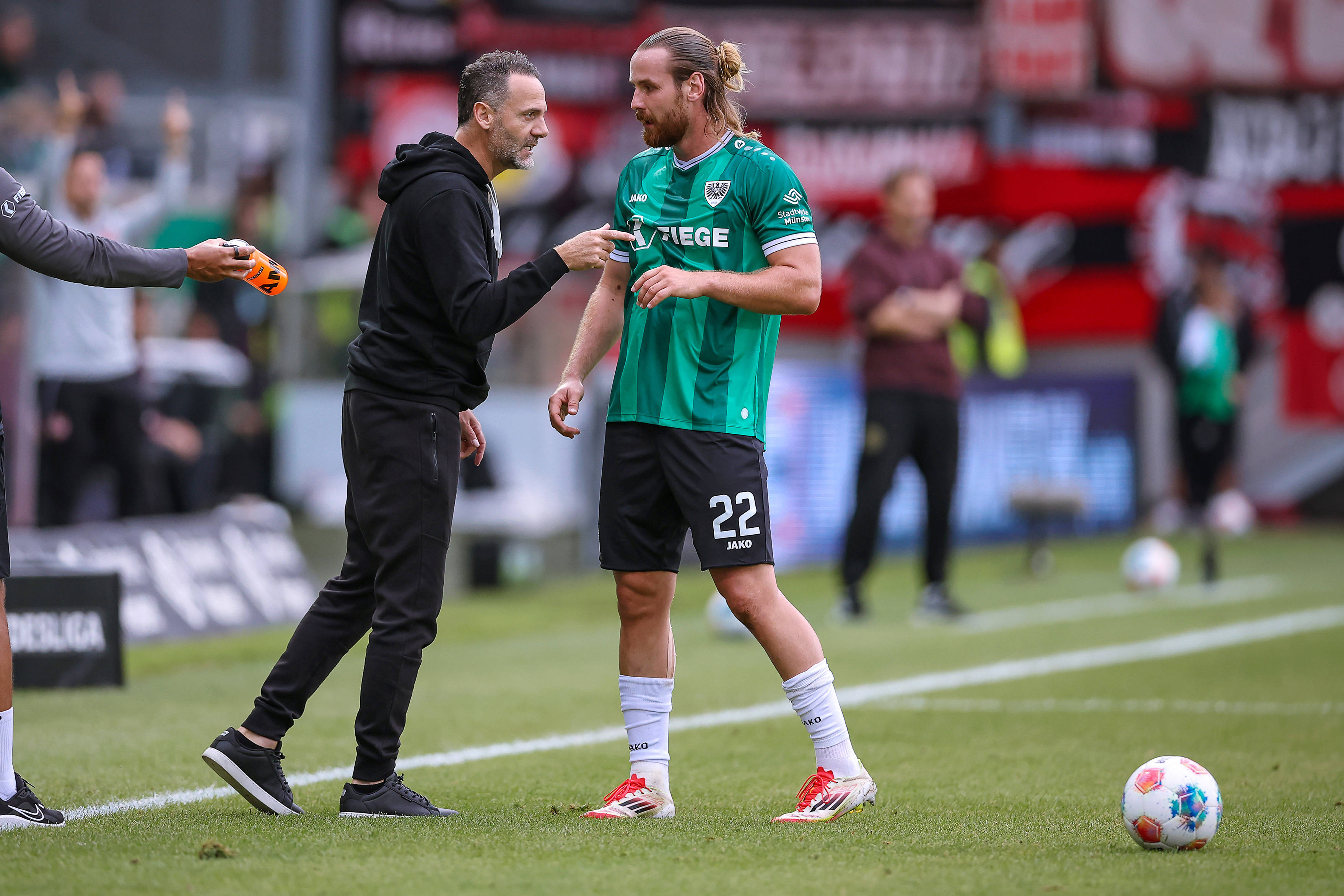 Alexander Ende und Jannis Heuer besprechen sich.