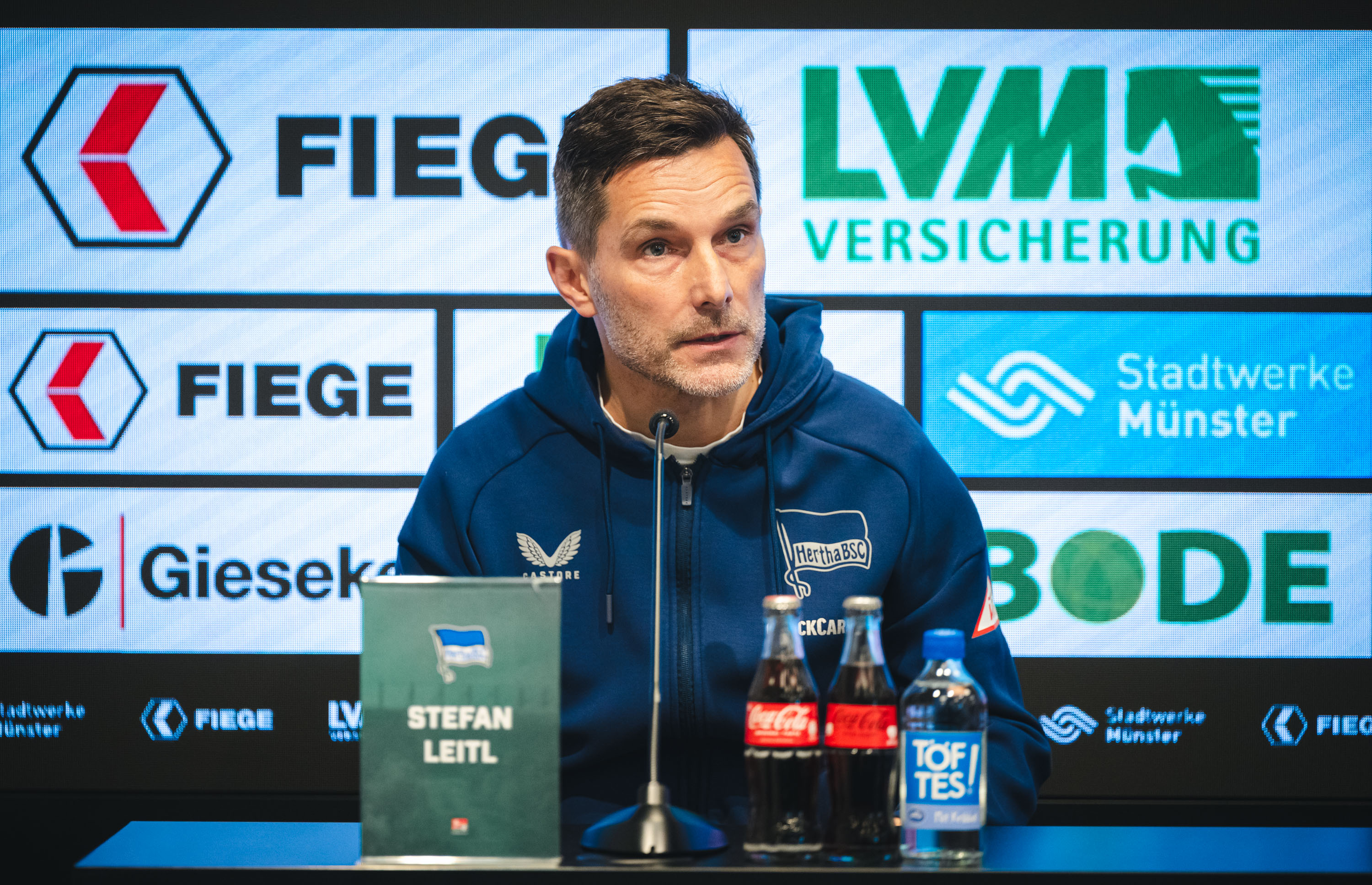 Stefan Leitl am Mikrofon auf der Pressekonferenz.