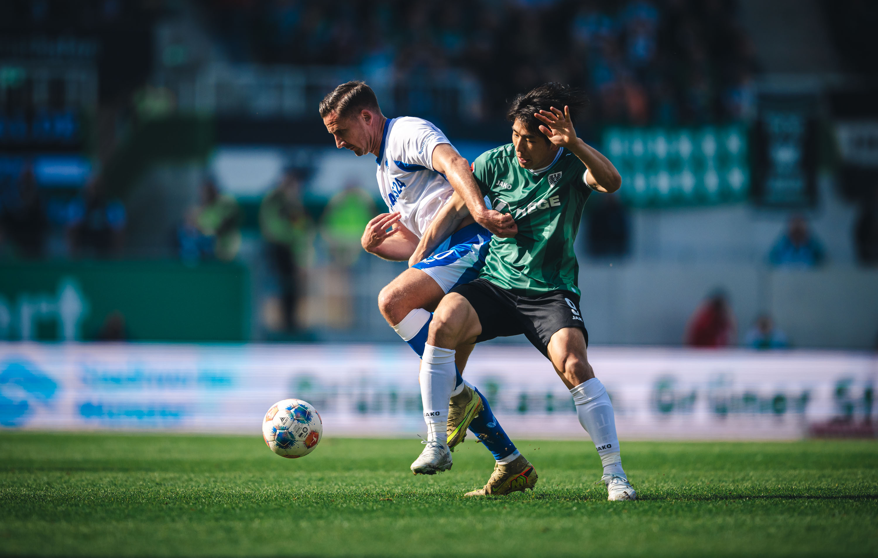 Paul Seguin setzt sich im Zweikampf mit einem Münsteraner durch.