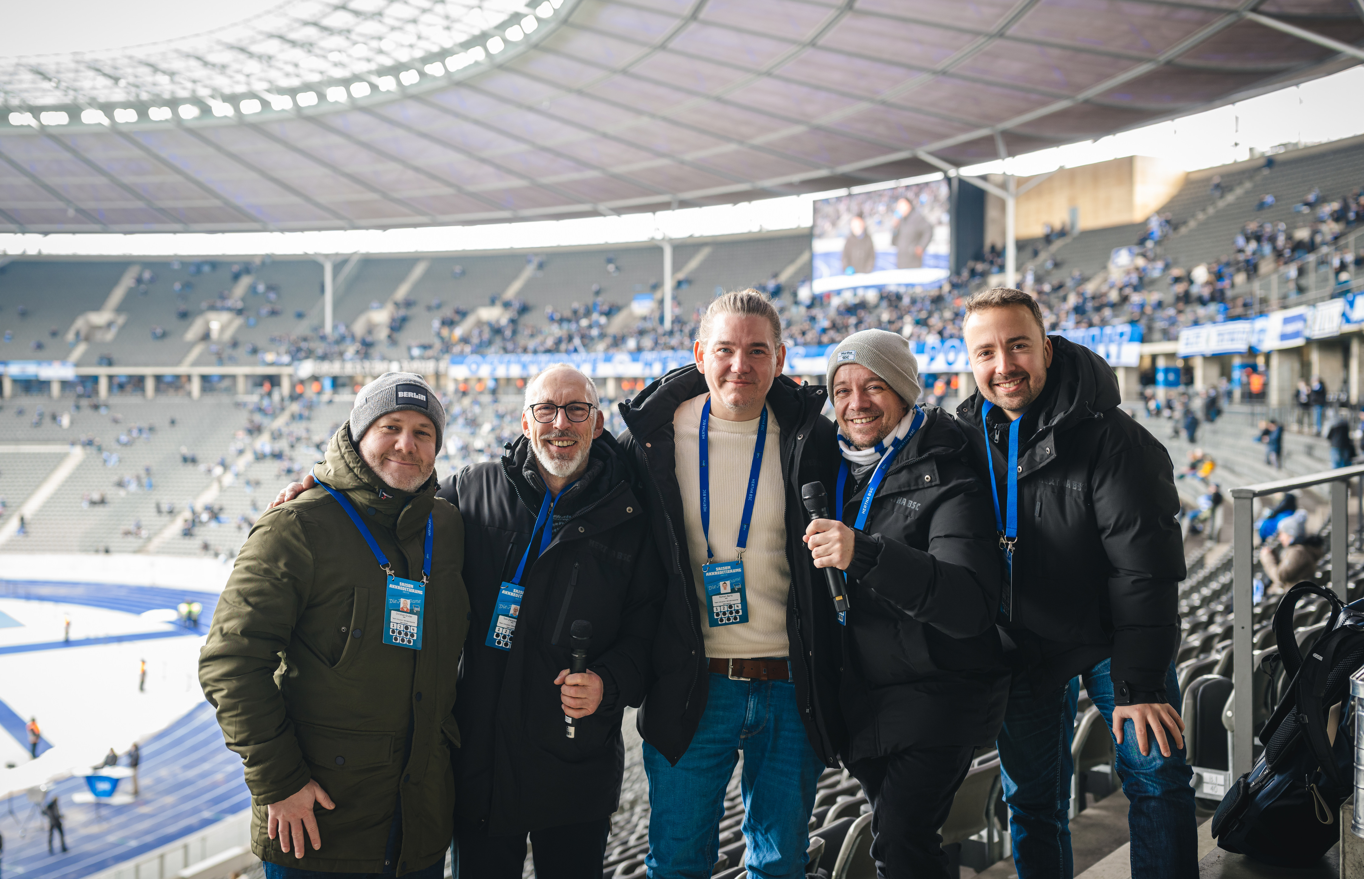 Gruppenbild der Mitglieder des Inklusiven Spieltagsradio.
