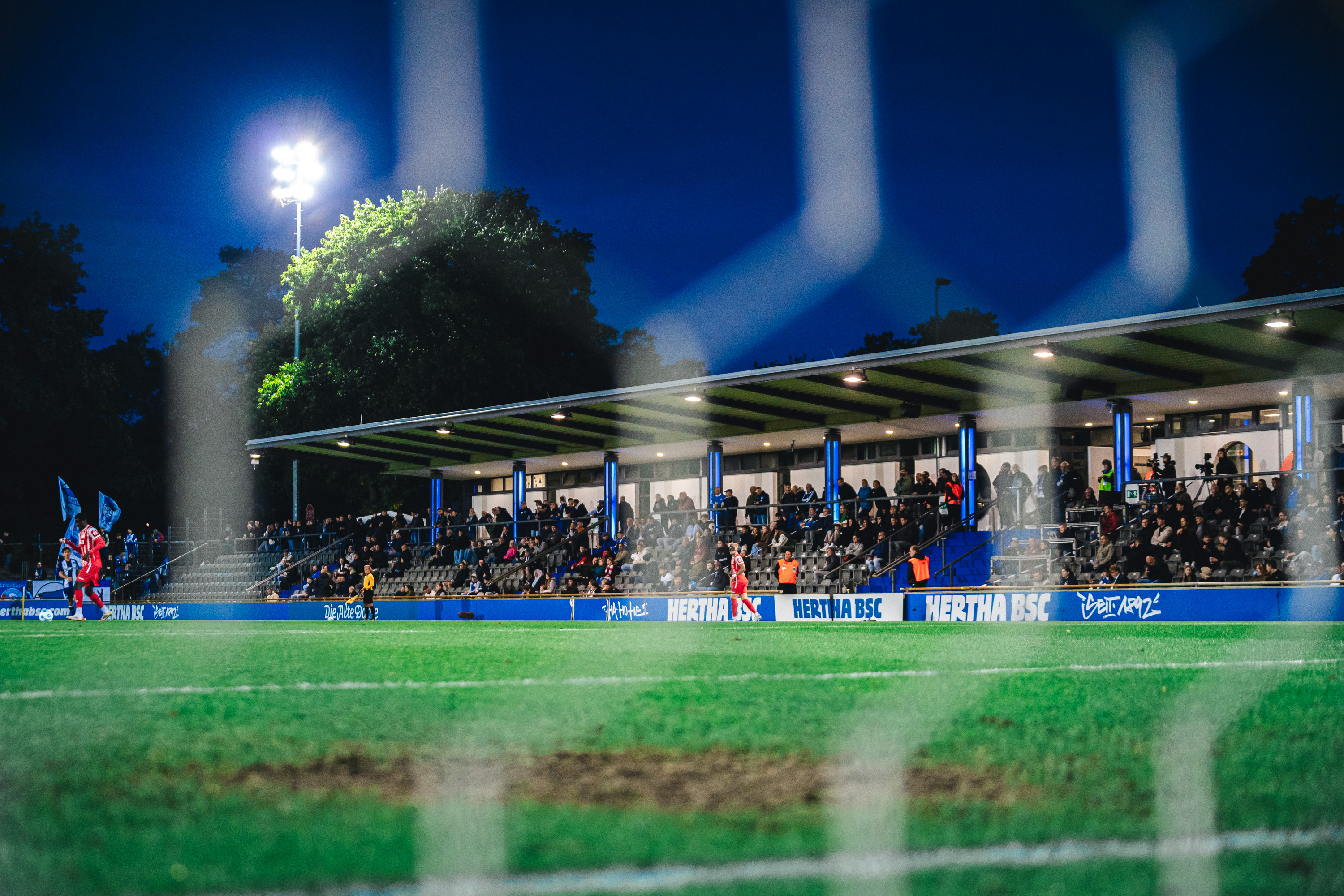 Die Haupttribüne im Stadion auf dem Wurfplatz/Amateurstadion unter dem Schein des Flutlichts.