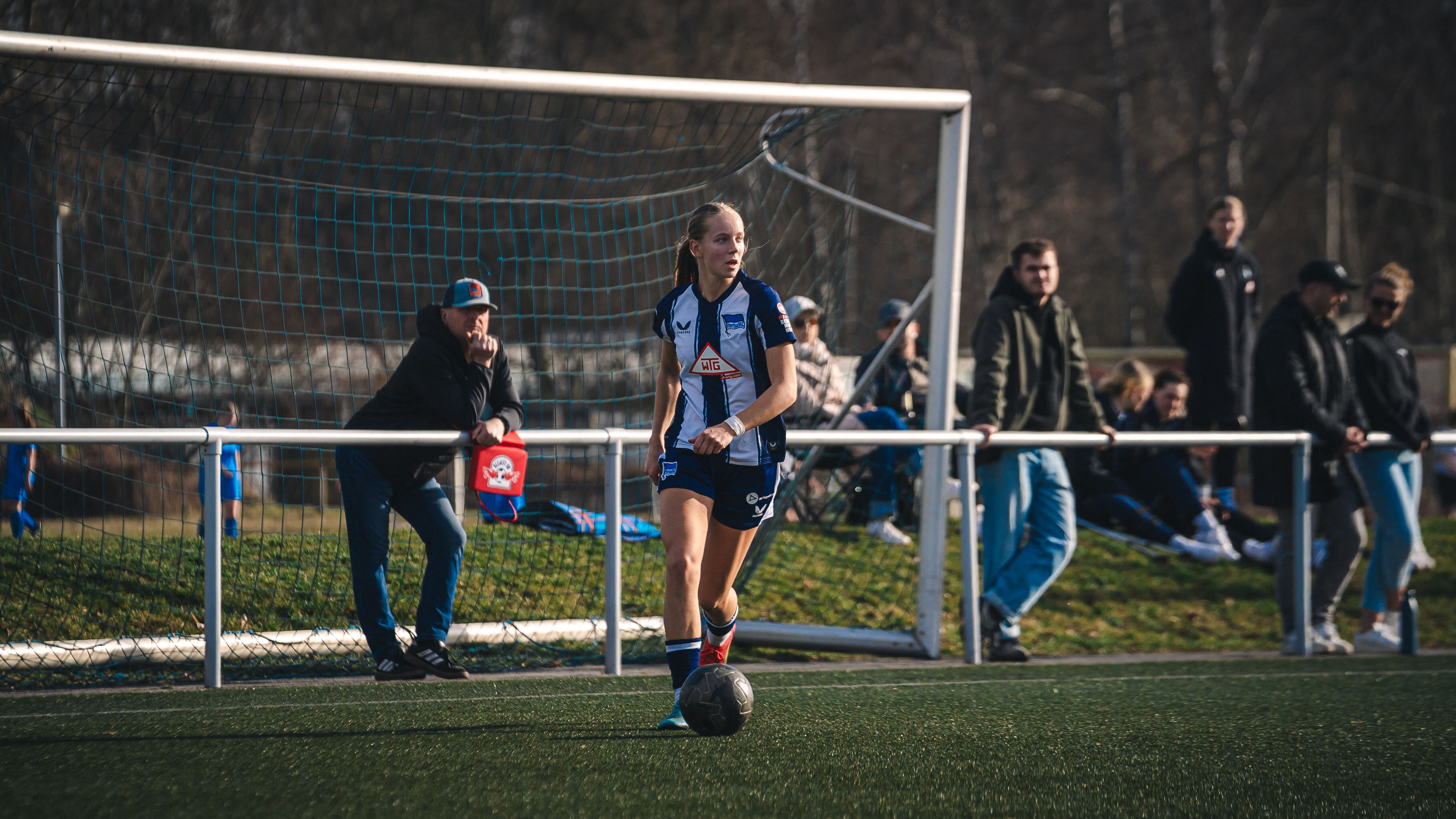 Elfie Wellhausen am Ball gegen Leipzig.