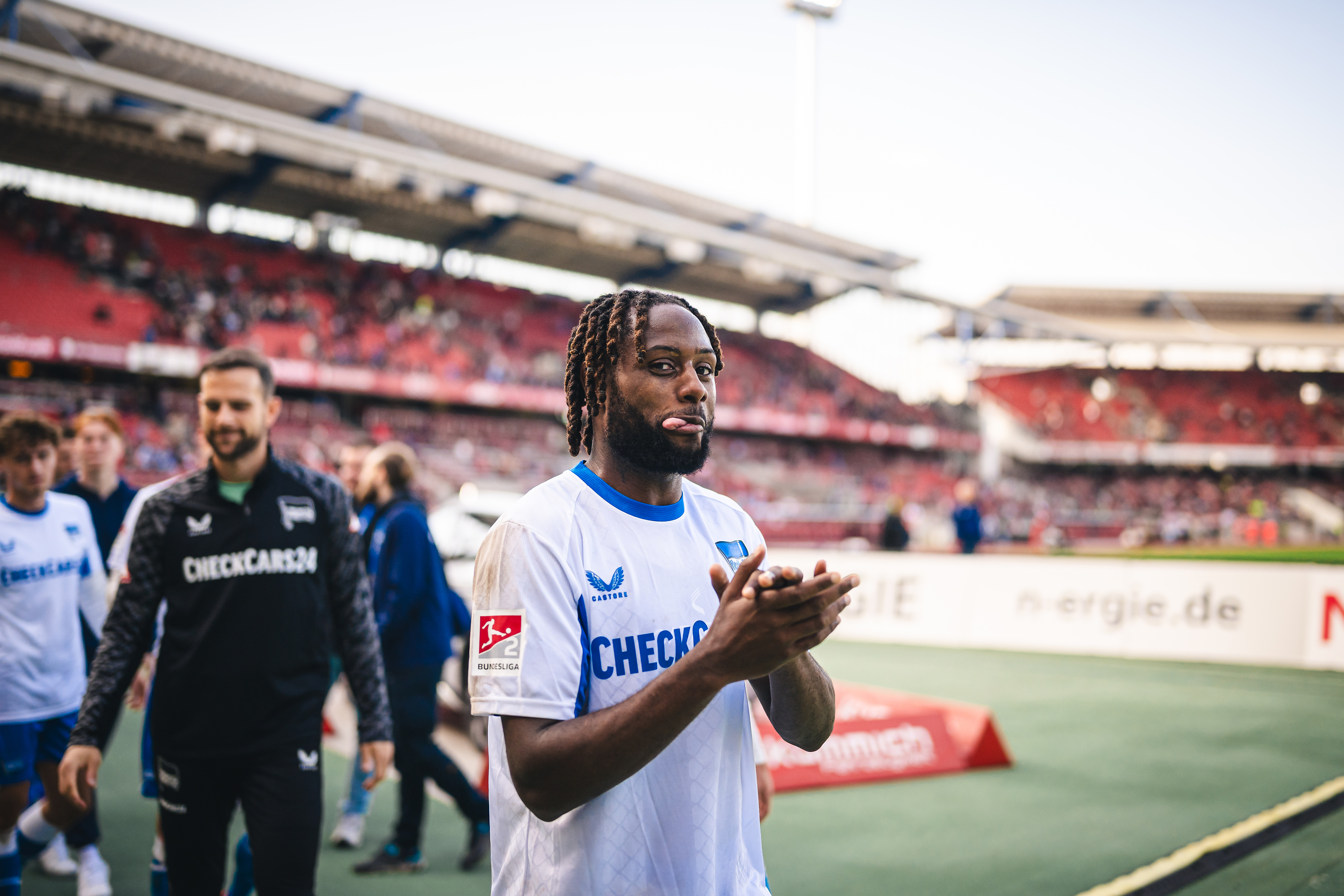 Deyovaisio Zeefuik streckt lächelnd die Zunge raus.