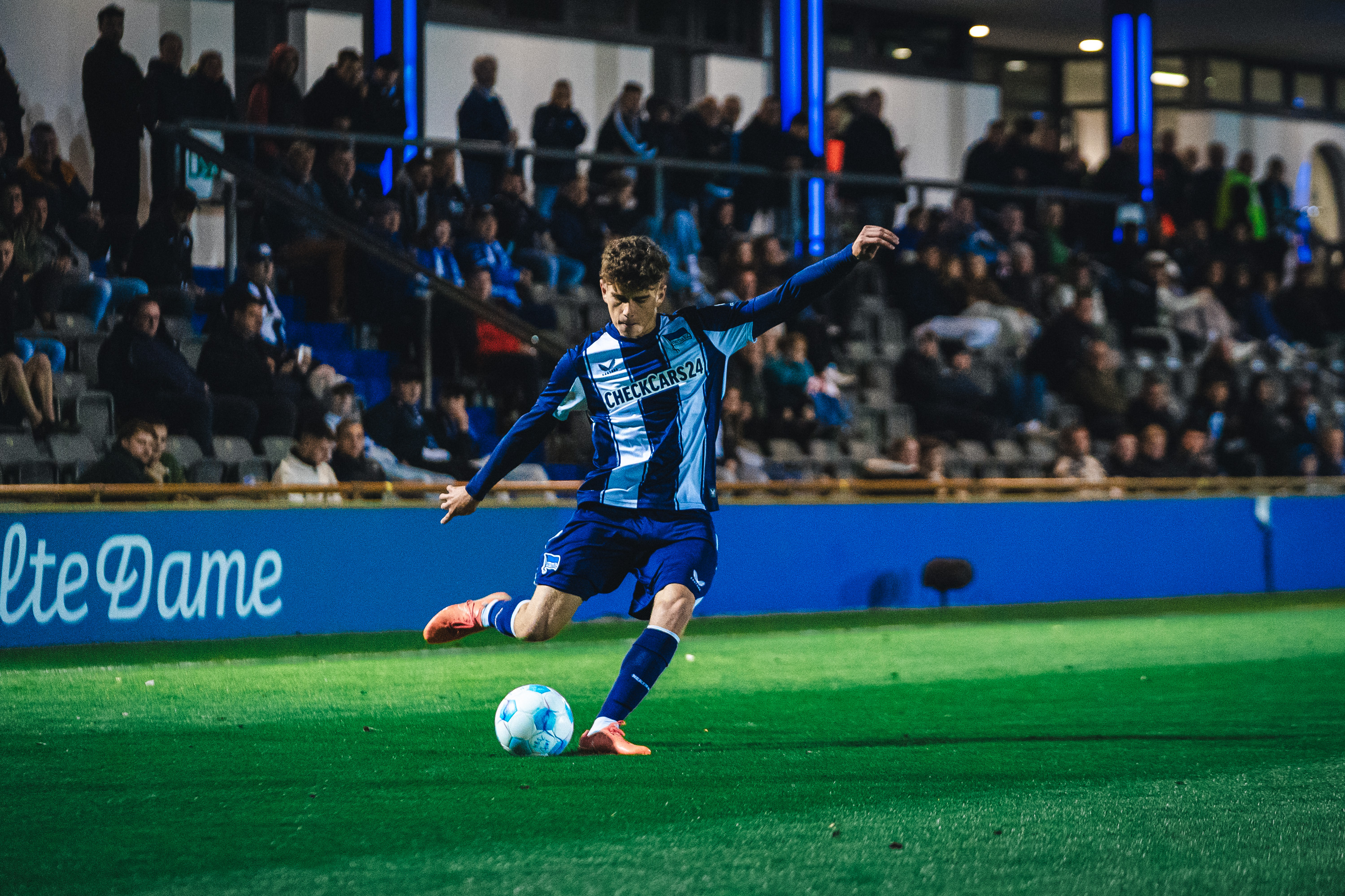 Janne Berner schlägt eine Flanke.