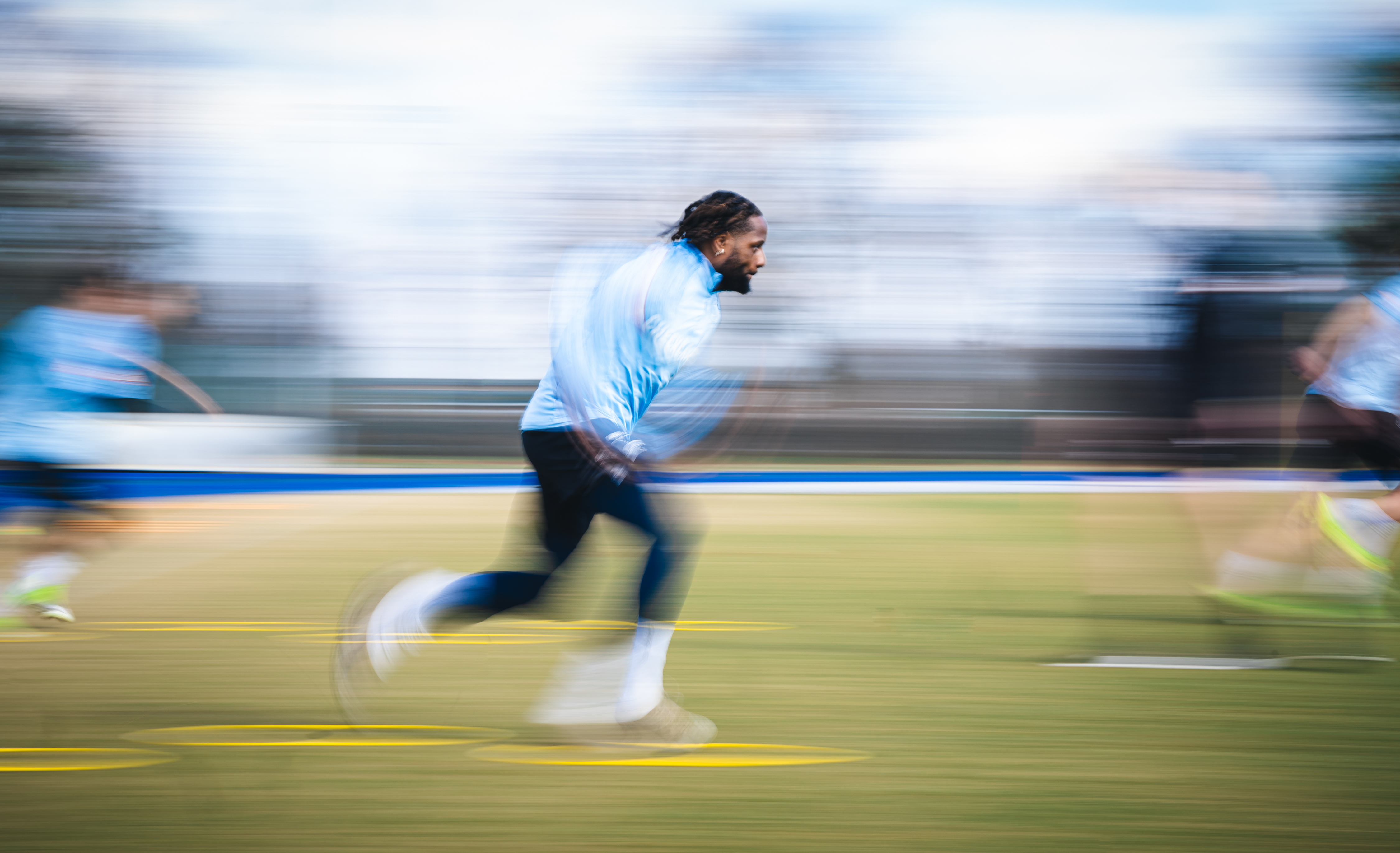 Deyovaisio Zeefuik läuft über den Hanns-Braun-Platz.