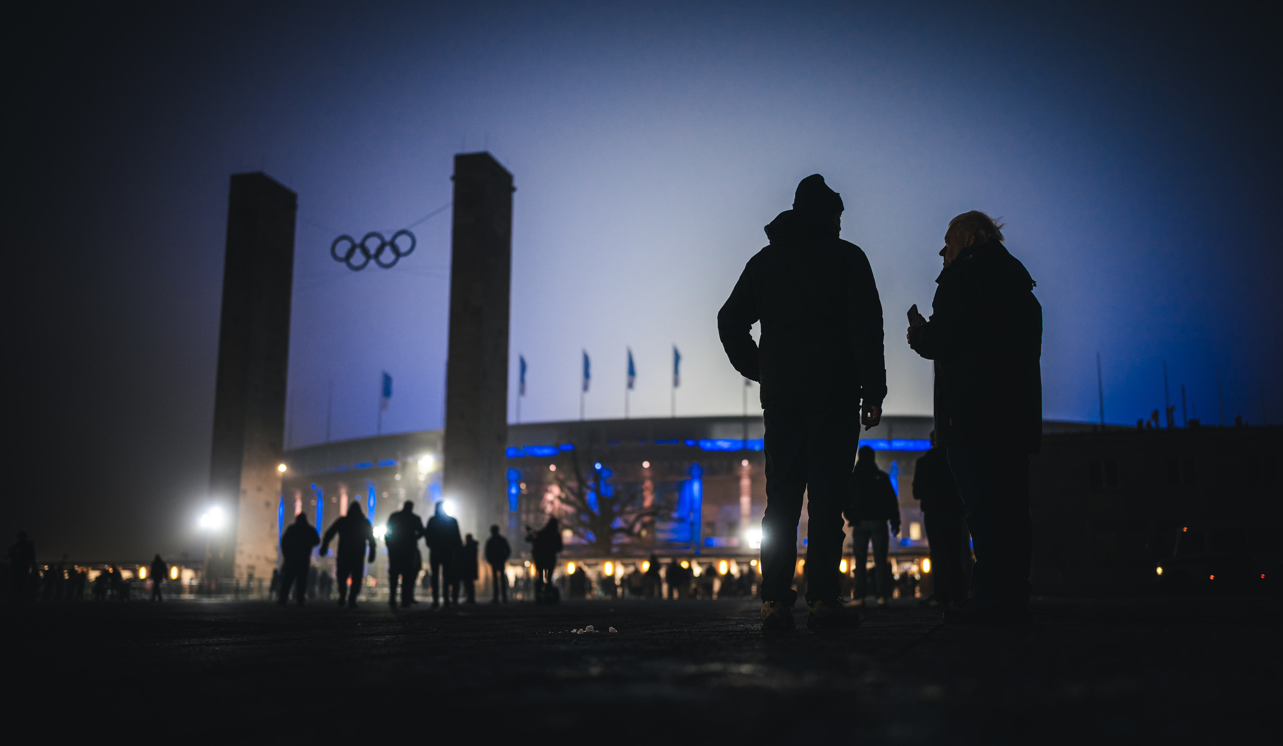 Zwei Fans unterhalten sich vor dem Olympiastadion.