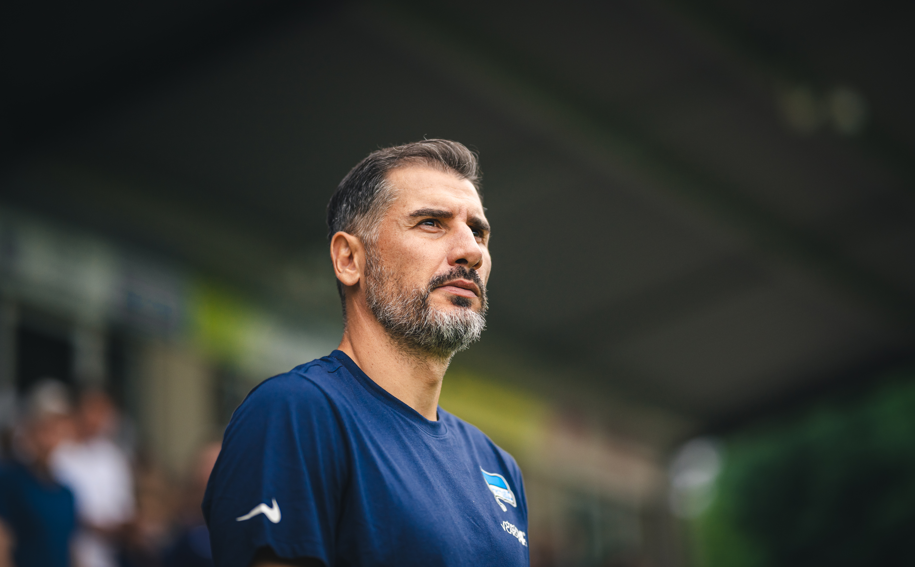 Cristian Fiél schaut in die Ferne.