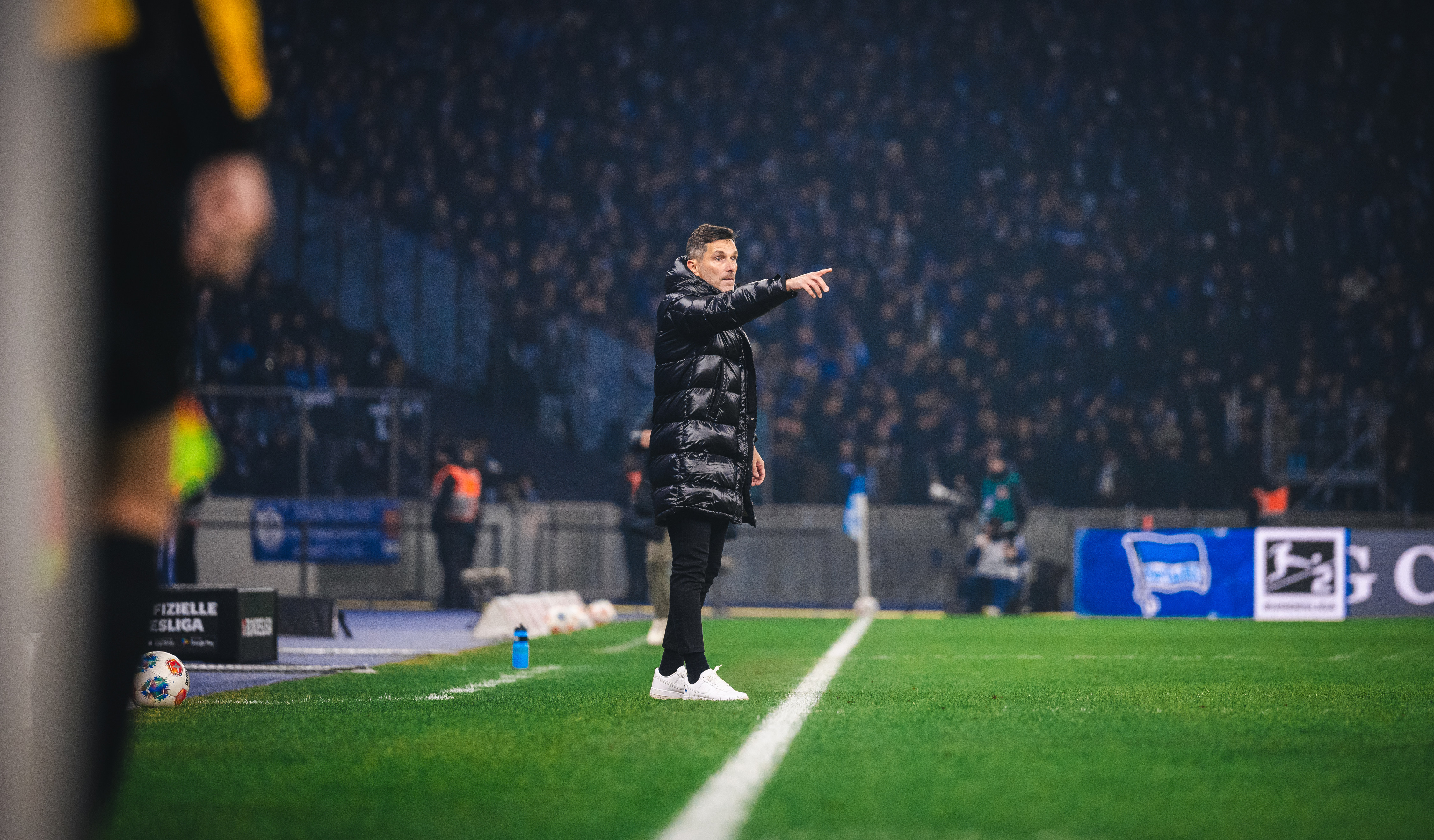 Stefan Leitl gibt eine Anweisung von der Seitenlinie aus.