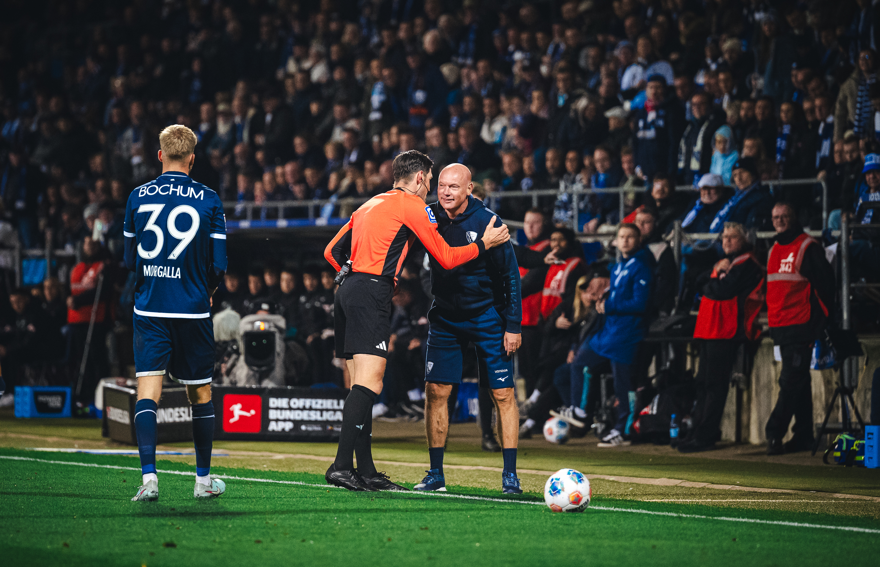Uwe Rösler im Austausch mit dem Schiedsrichter.