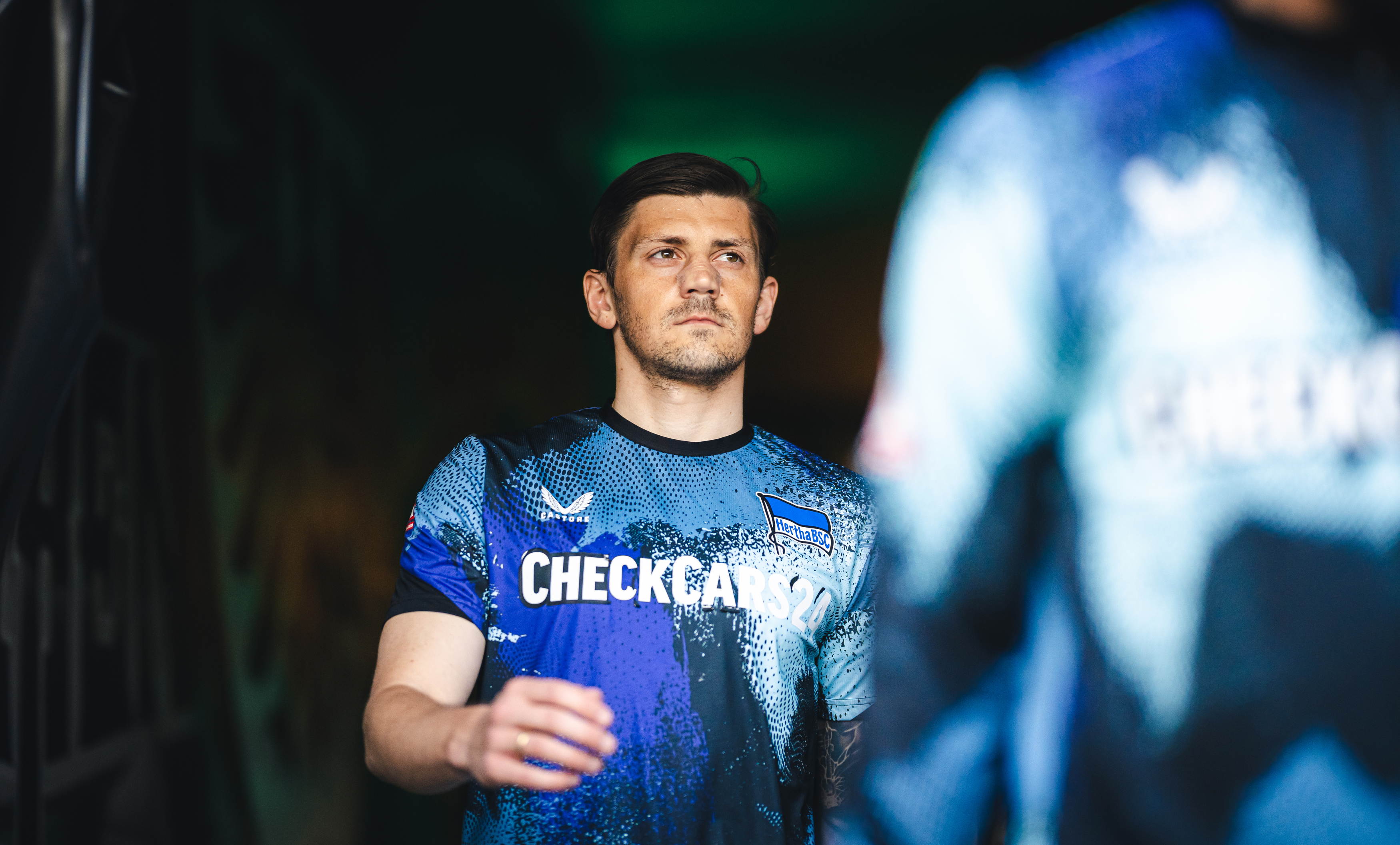 Dawid Kownacki läuft aus dem Spielertunnel in Münster.