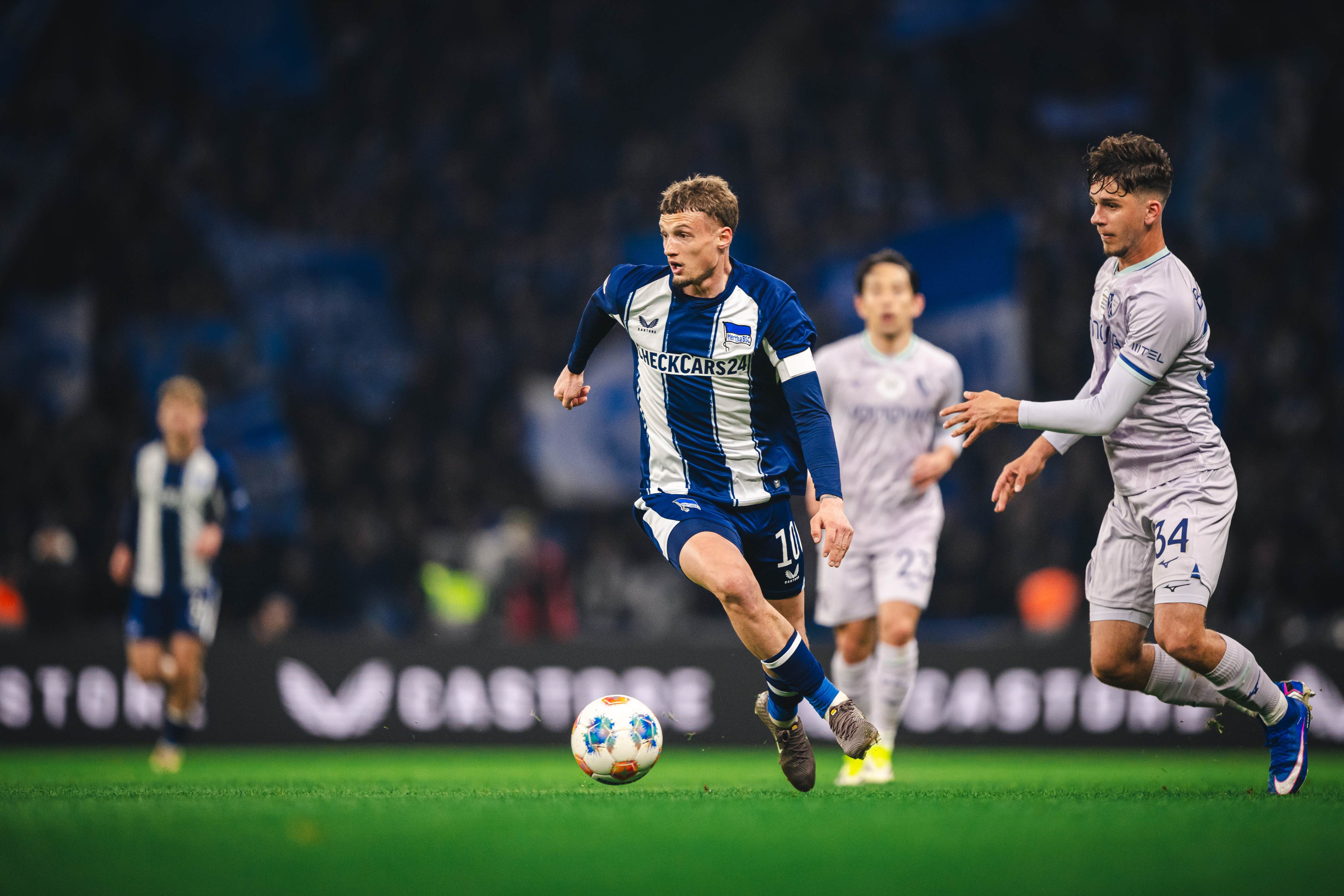 Michaël Cuisance im Zweikampf im Spiel gegen Bochum.
