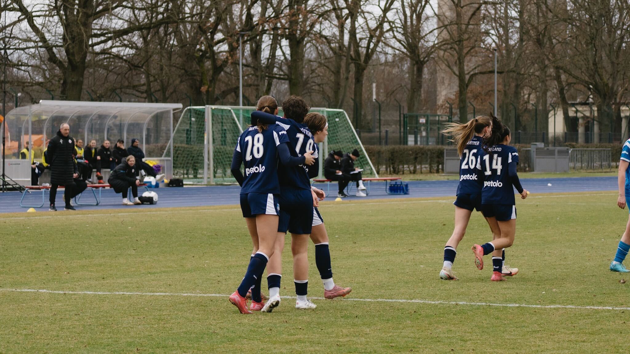 Unsere Mädels bejubeln einen Treffer.