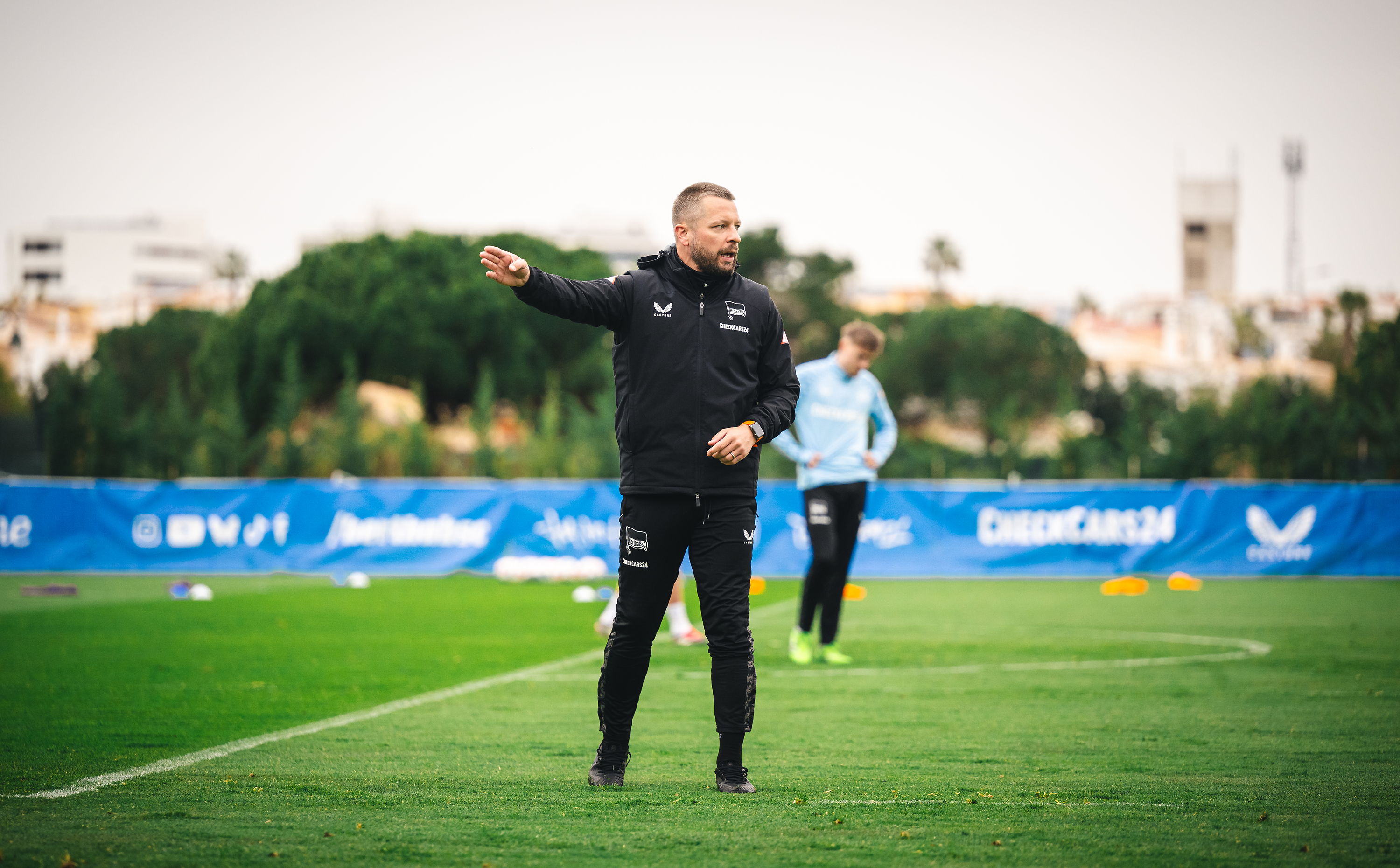 Patrick Ebert gibt Kommandos auf dem Trainingsplatz.