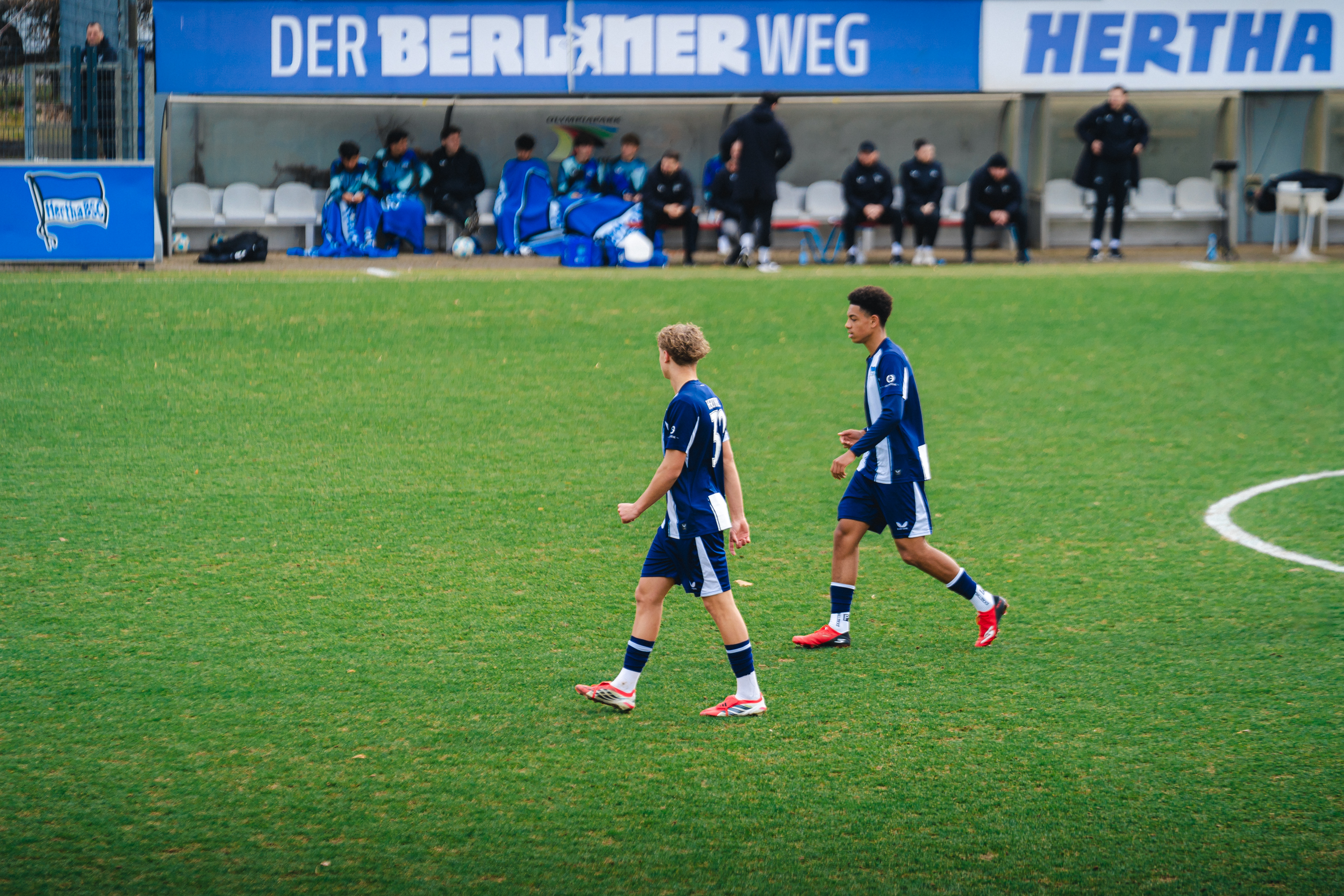 Malte Brumm und Jerome Diallo gehen über den Rasen im Stadion auf dem Wurfplatz/Amateurstadion.