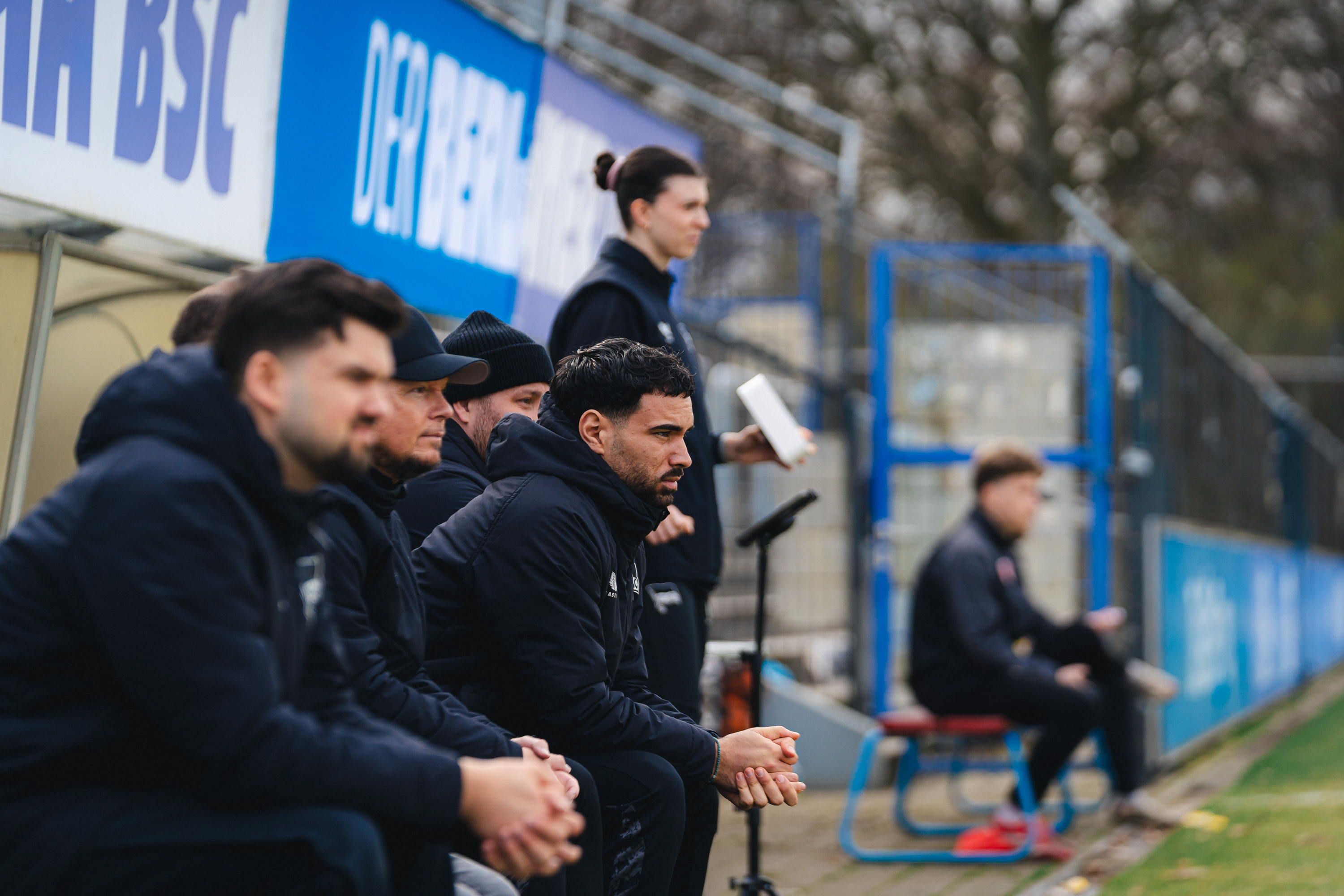 Kostas Kotsifakis beobachtet das Spielgeschehen von der Seitenlinie.