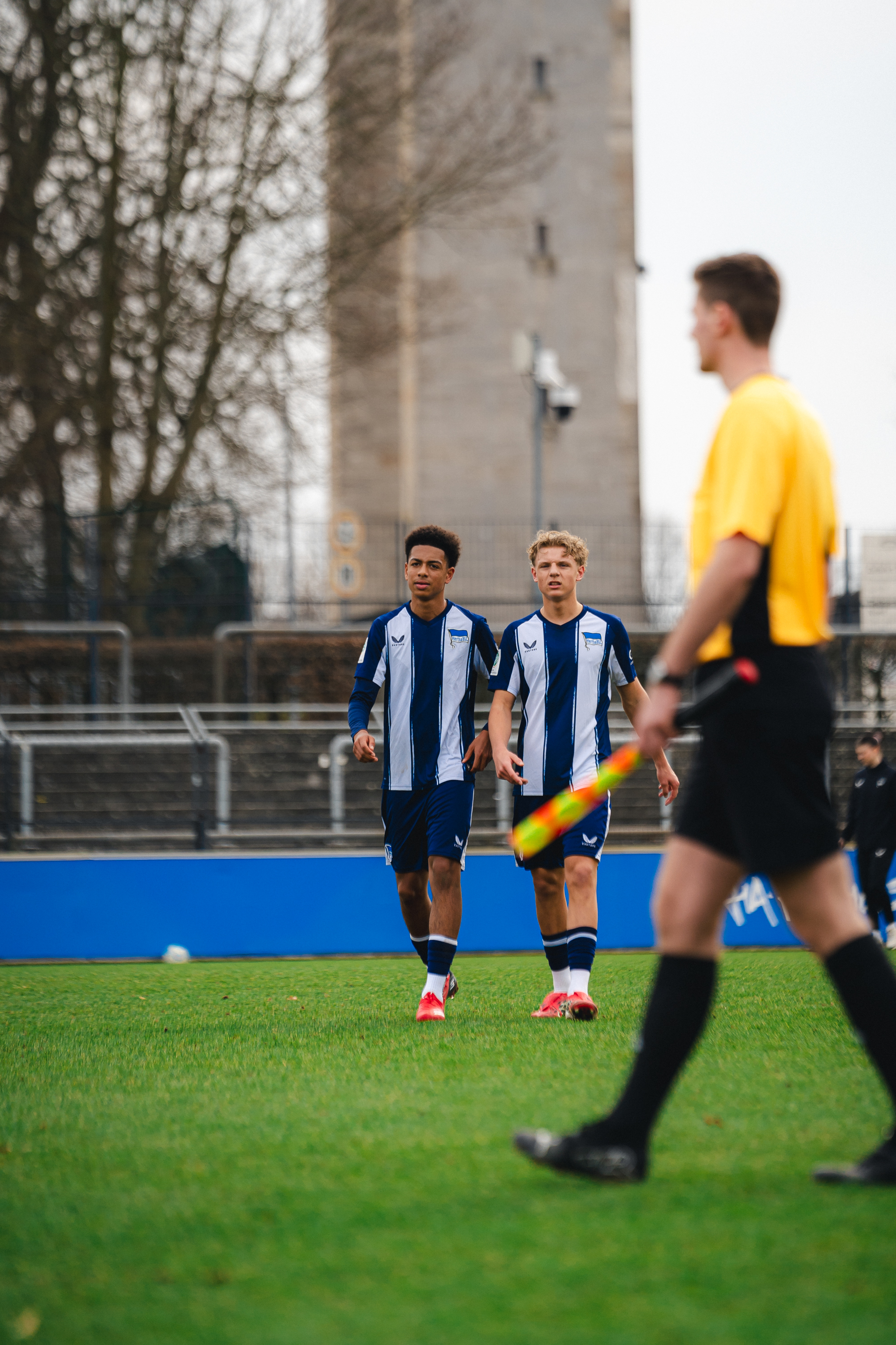Jerome Diallo und Malte Brumm gehen über den Rasen.